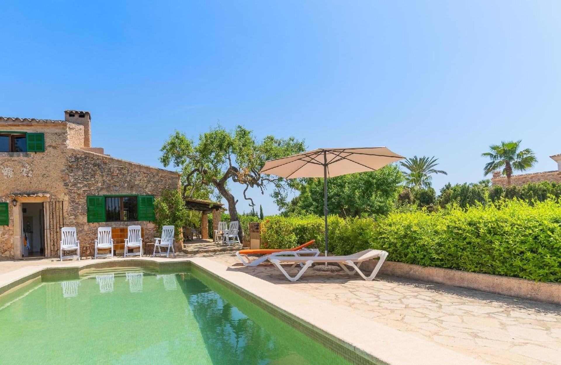 Haus mit Pool, beheizt durch Sonnenkollektoren