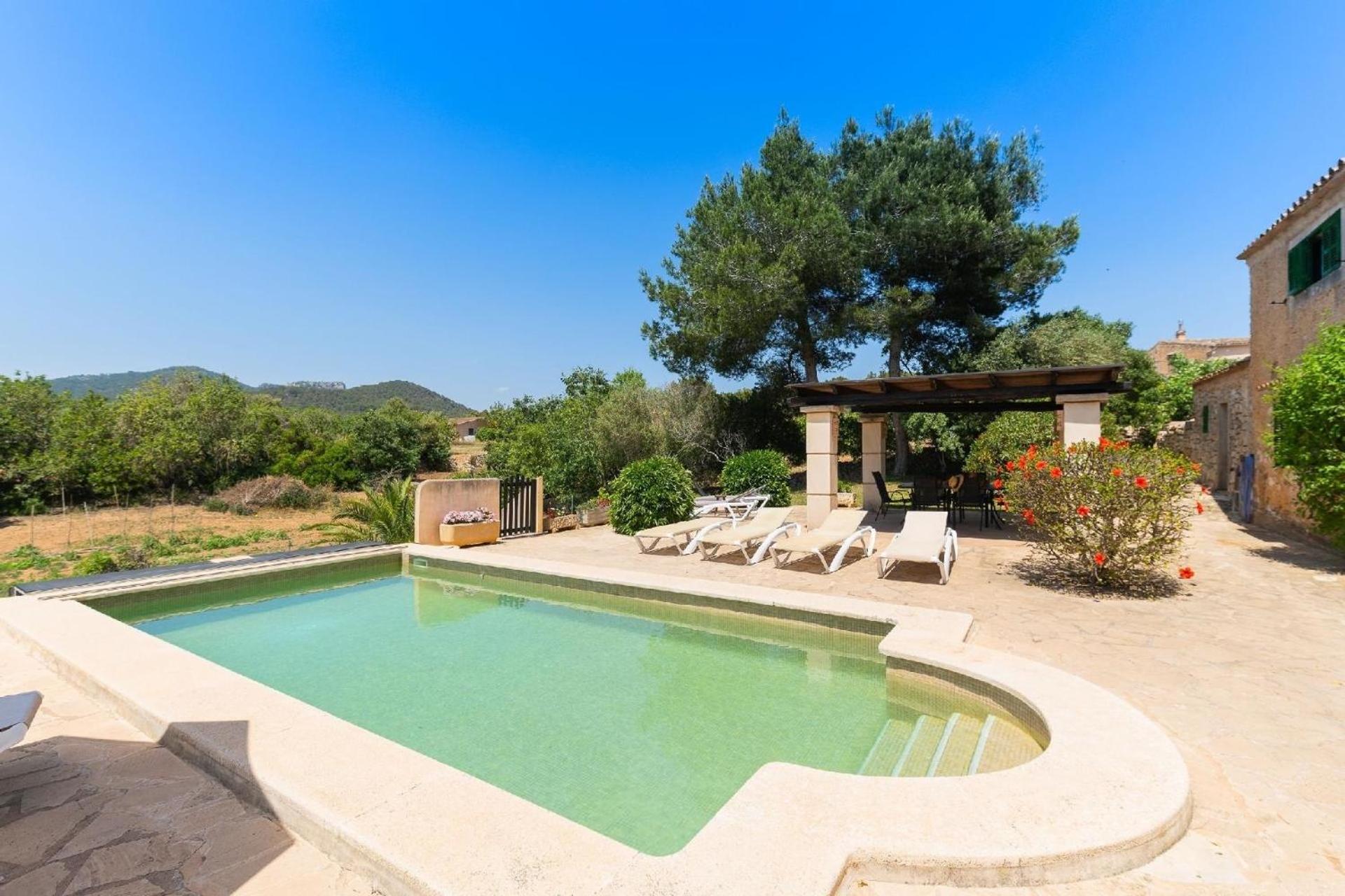 Haus mit Pool, beheizt durch Sonnenkollektoren