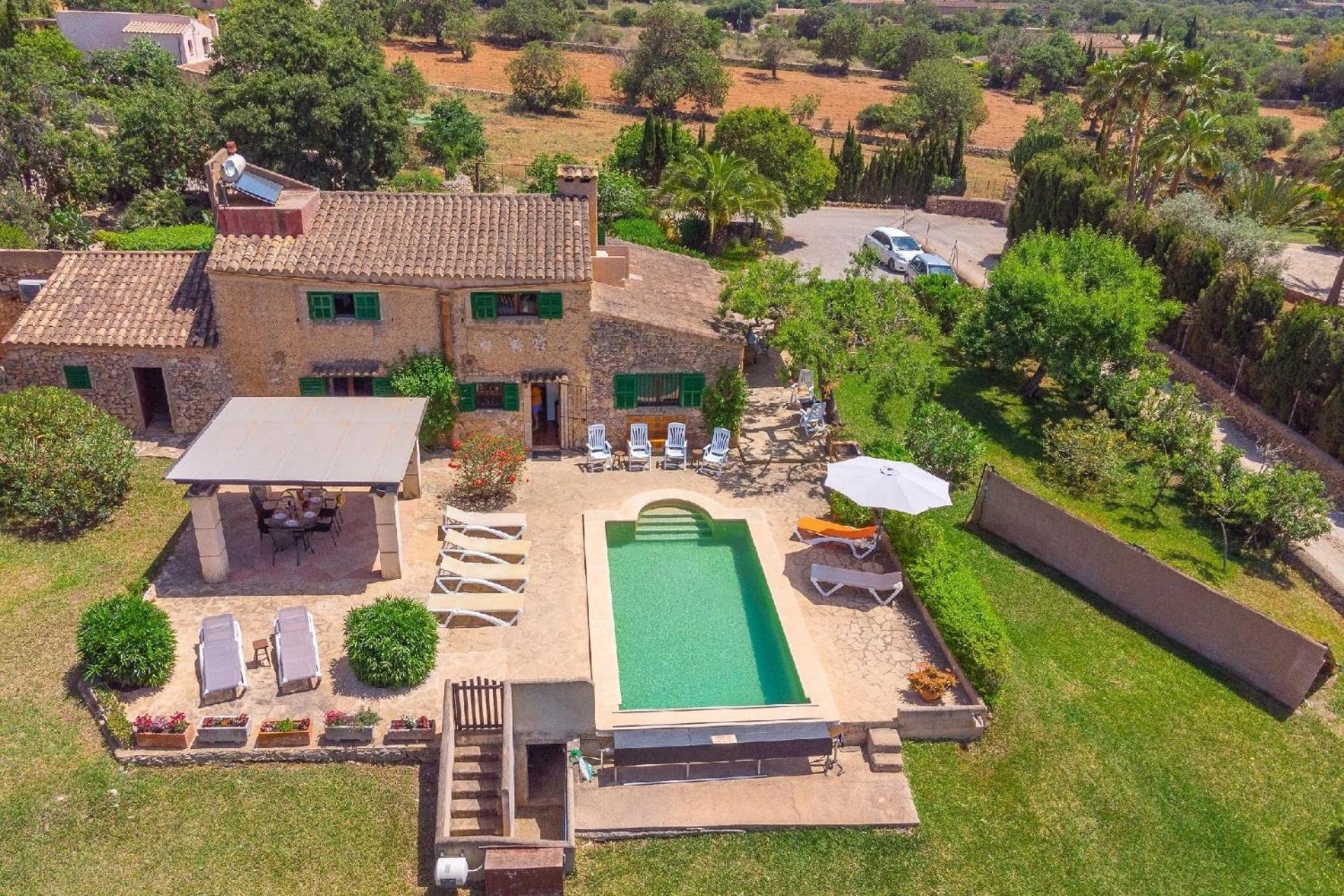 Haus mit Pool, beheizt durch Sonnenkollektoren