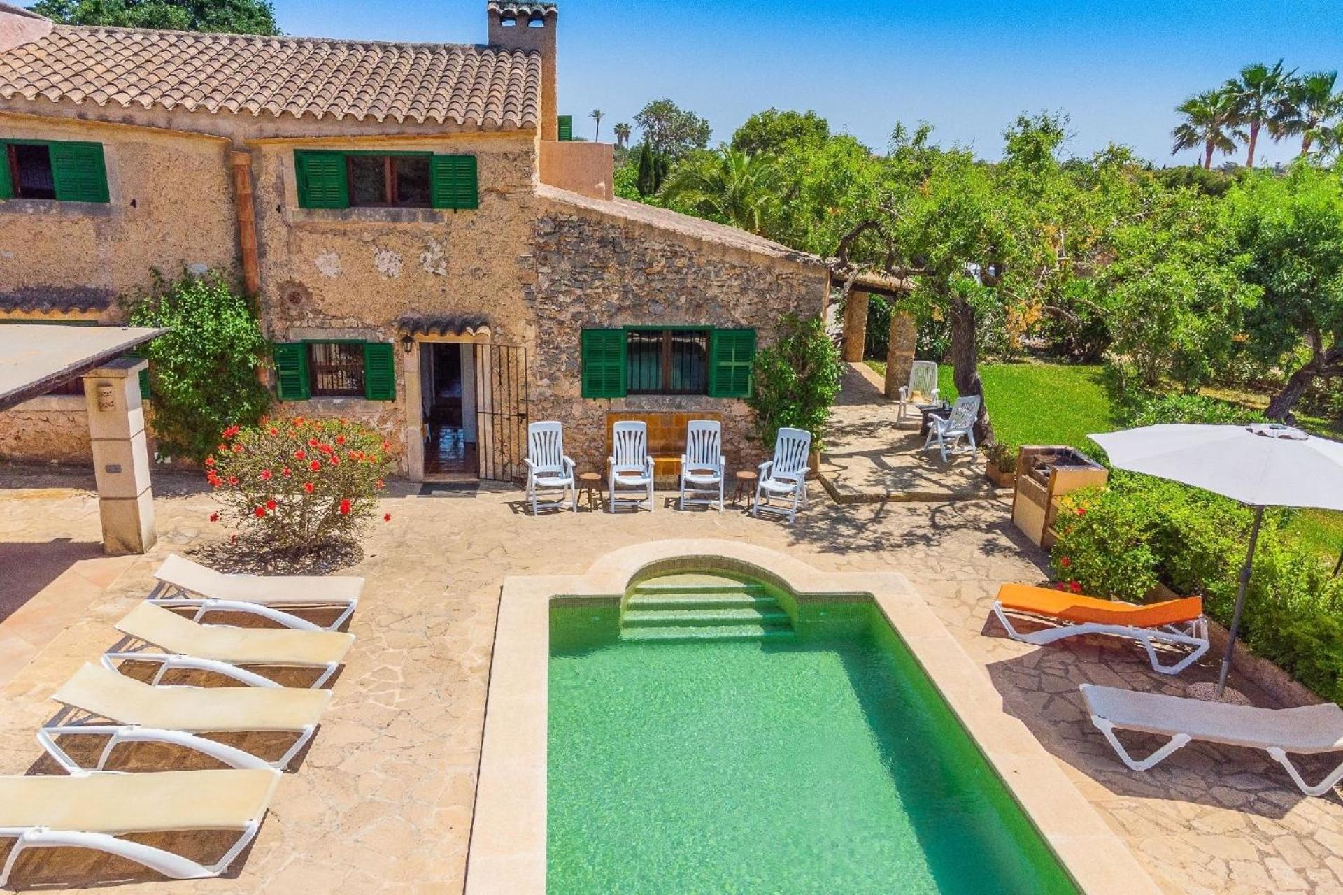 Haus mit Pool, beheizt durch Sonnenkollektoren