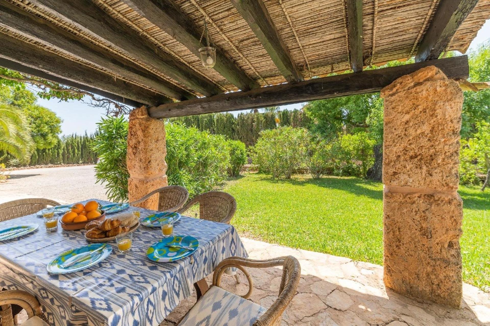 Haus mit Pool, beheizt durch Sonnenkollektoren