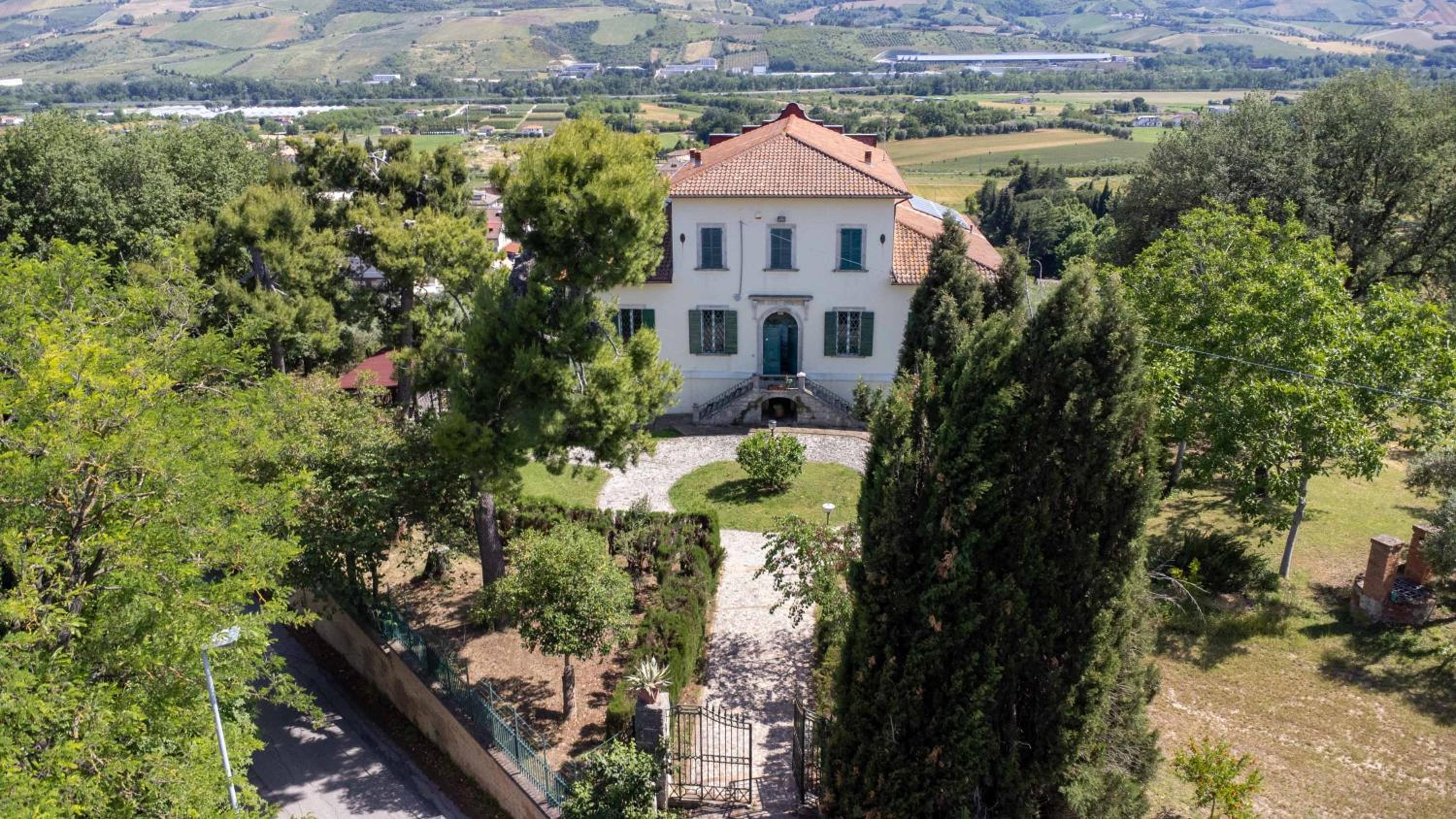 B&B in an 1800s Frescoed Villa with Panoramic Solarium and Historic Park - Villa Mastrangelo photo 5