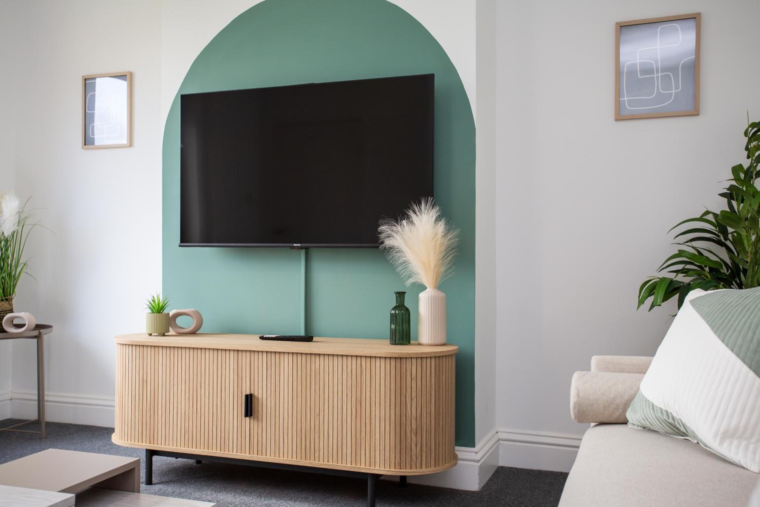 The Lampton - Modern - Gibside - Smart Tv - WIFI view 2