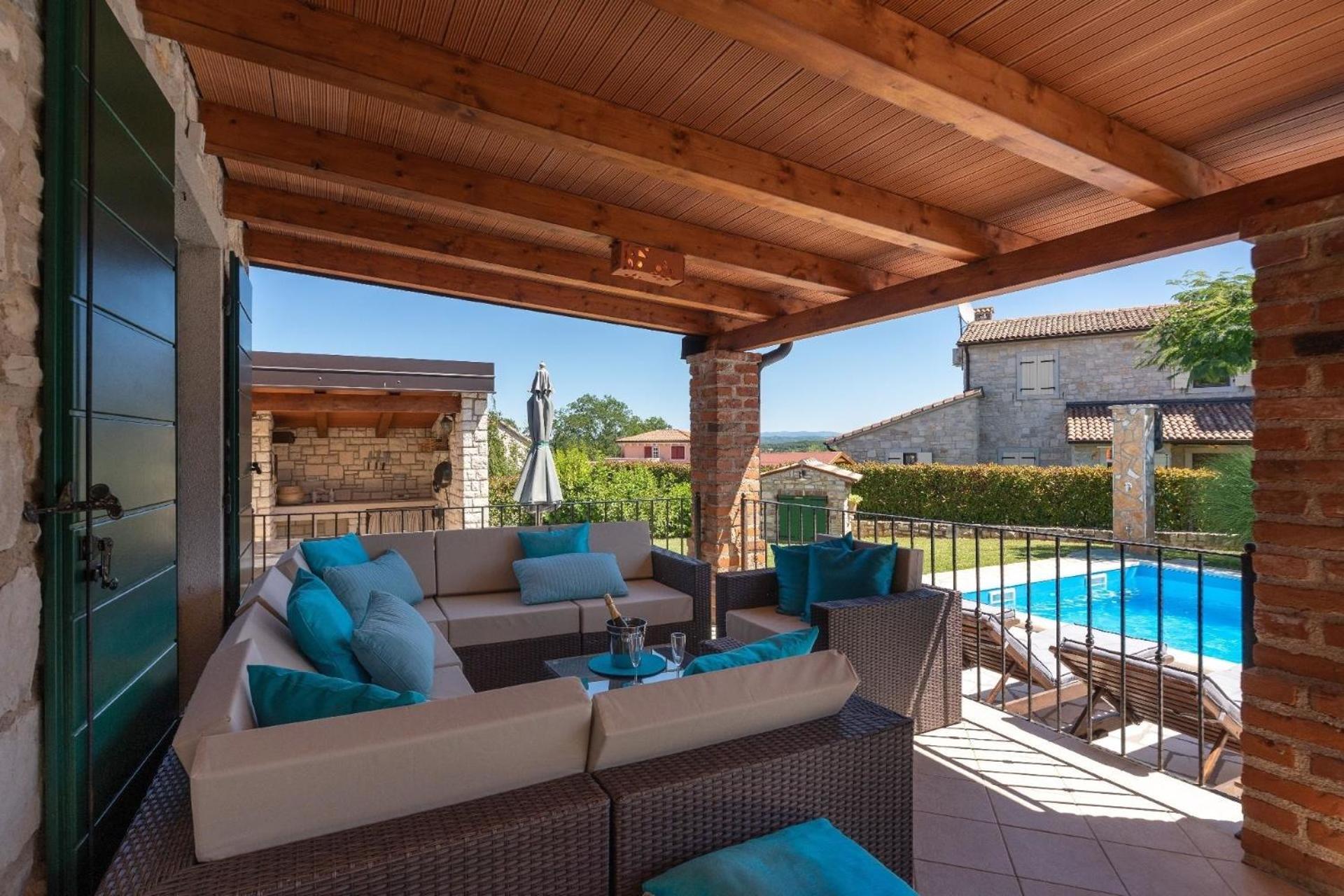 Landhausvilla mit Panoramablick und Garten