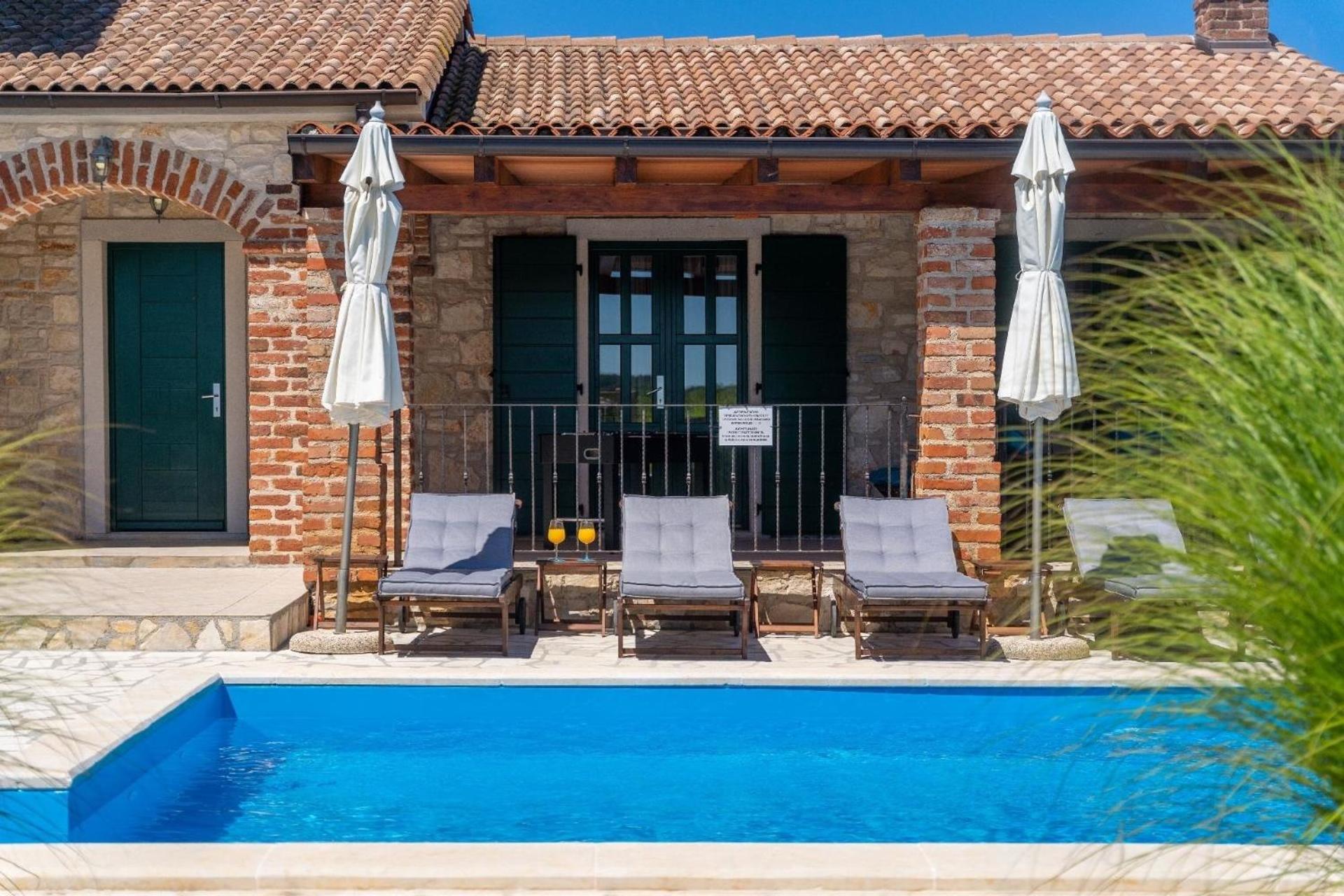 Landhausvilla mit Panoramablick und Garten
