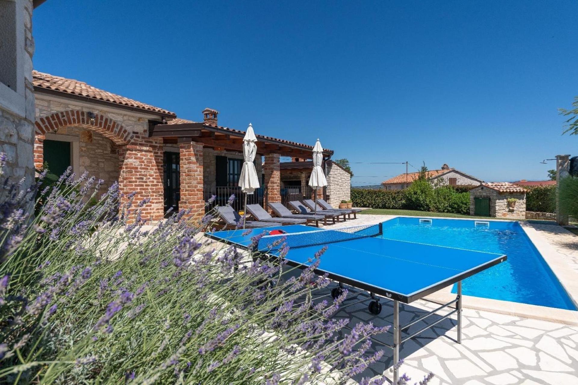 Landhausvilla mit Panoramablick und Garten