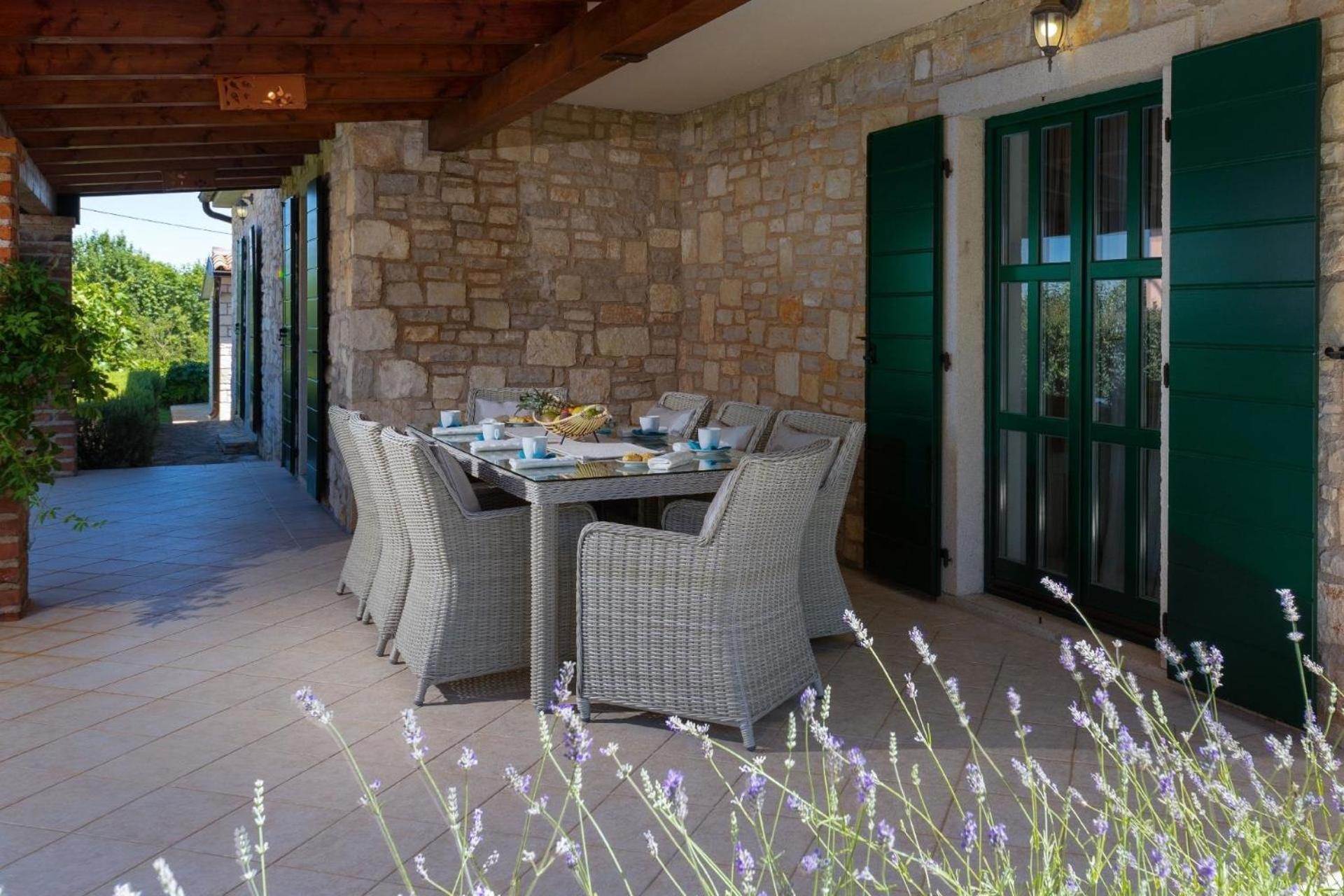 Landhausvilla mit Panoramablick und Garten