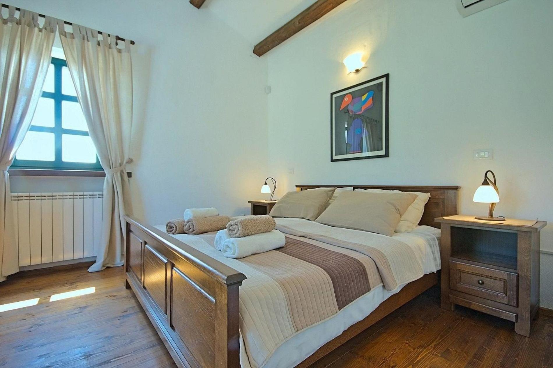 Landhausvilla mit Panoramablick und Garten