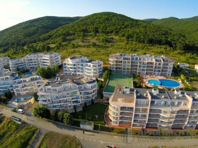 One bed apartment in sunset complex