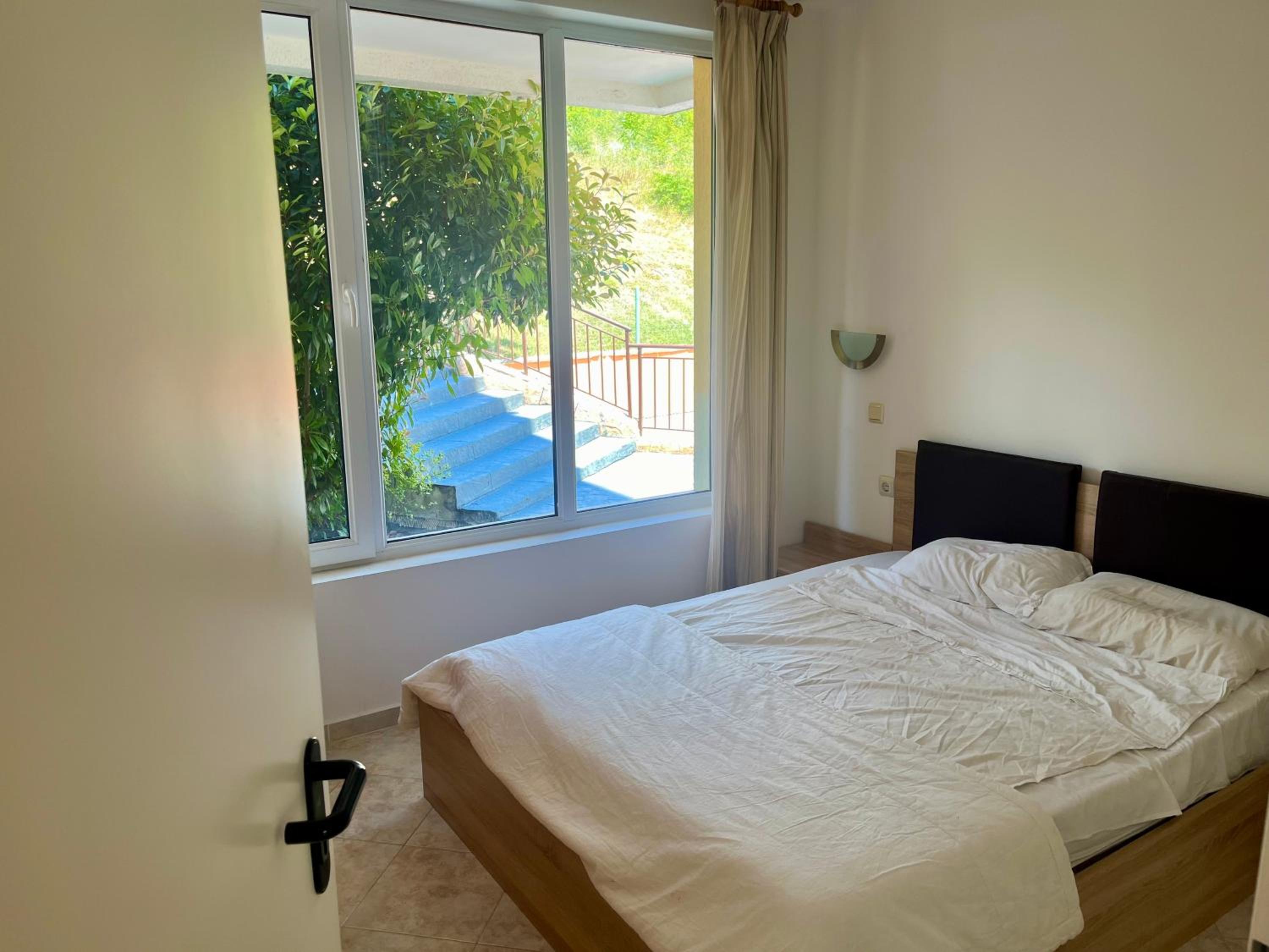One bed apartment in sunset complex