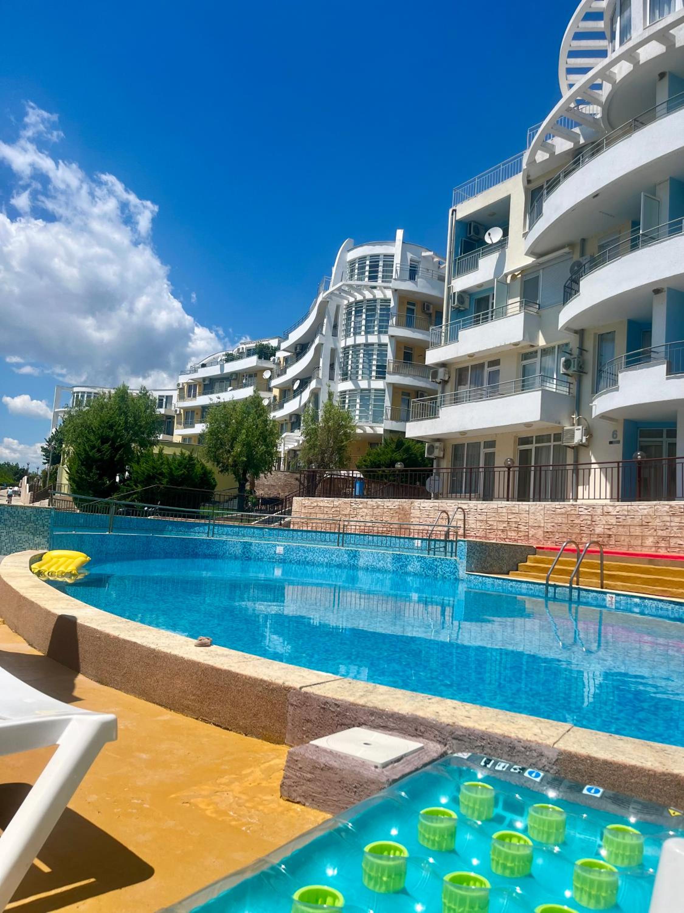 One bed apartment in sunset complex