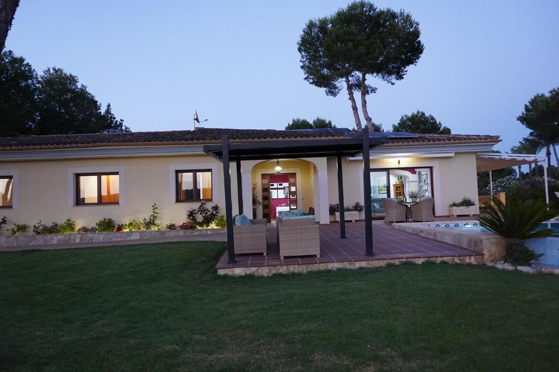 Wunderschöne und modern eingerichtete Ferienvilla mit großem Pool und exklusiver Terrasse mit Blick auf die Berge