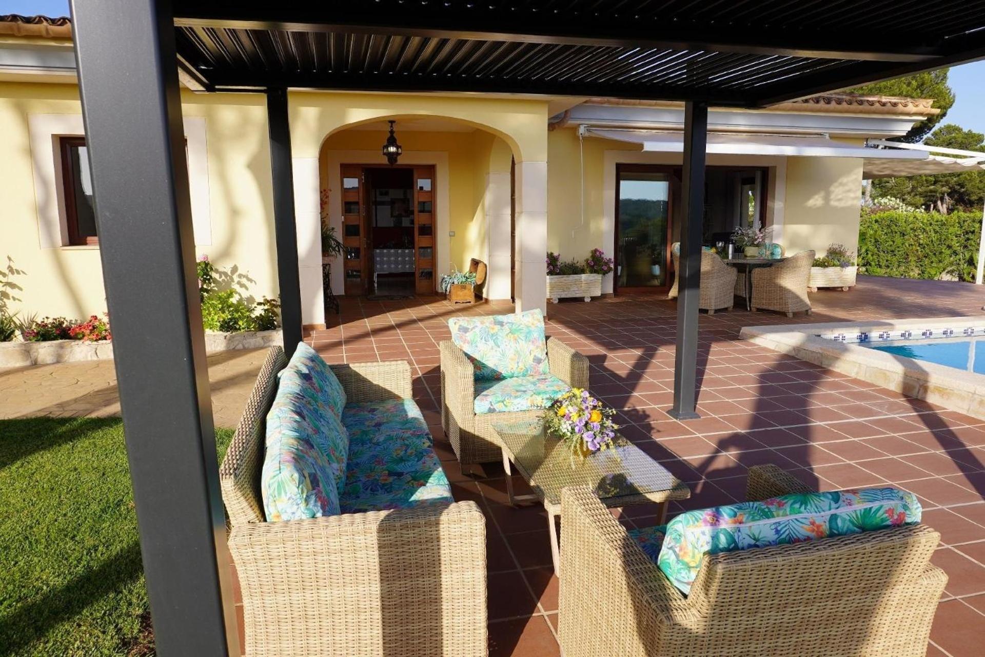 Wunderschöne und modern eingerichtete Ferienvilla mit großem Pool und exklusiver Terrasse mit Blick auf die Berge