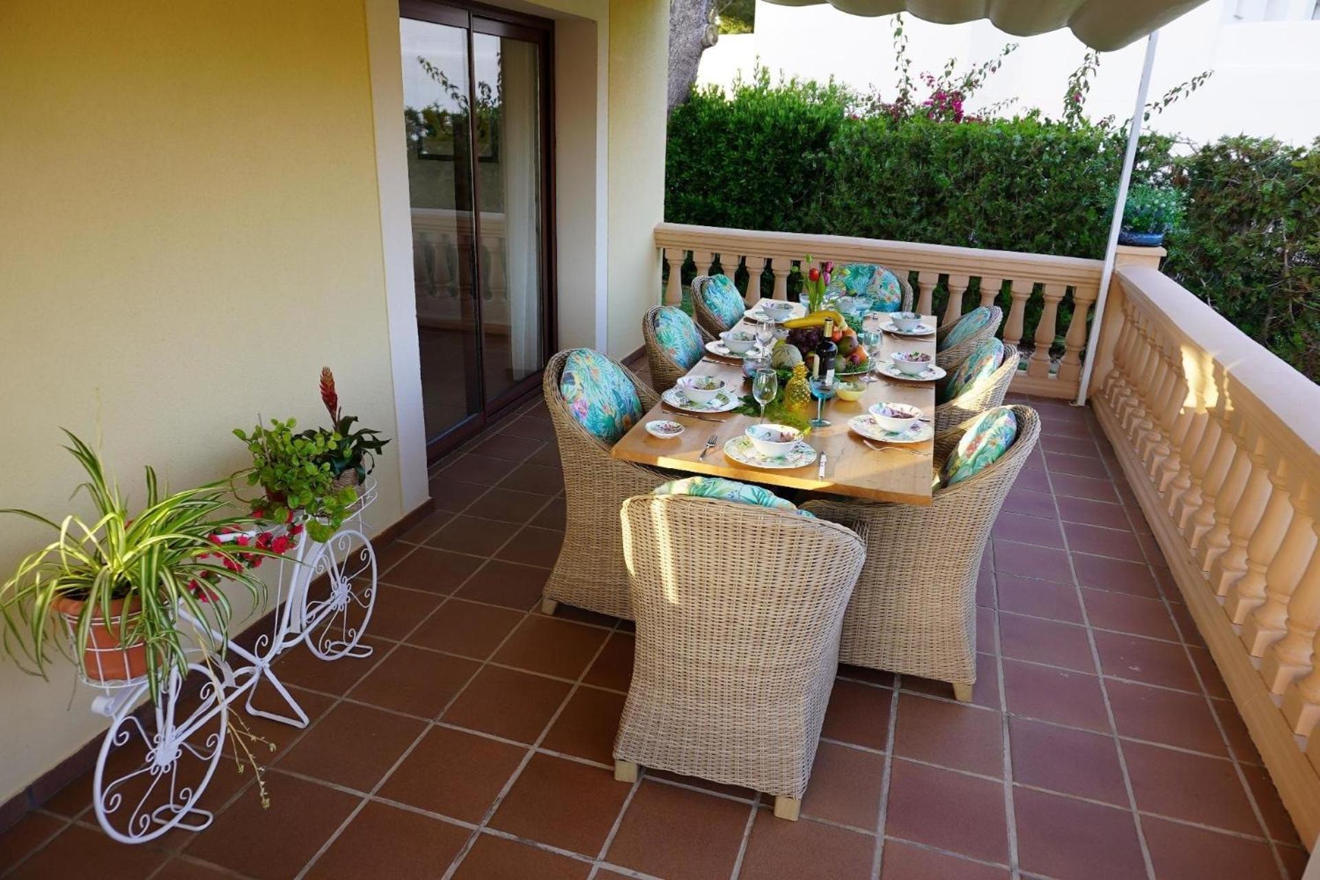 Wunderschöne und modern eingerichtete Ferienvilla mit großem Pool und exklusiver Terrasse mit Blick auf die Berge