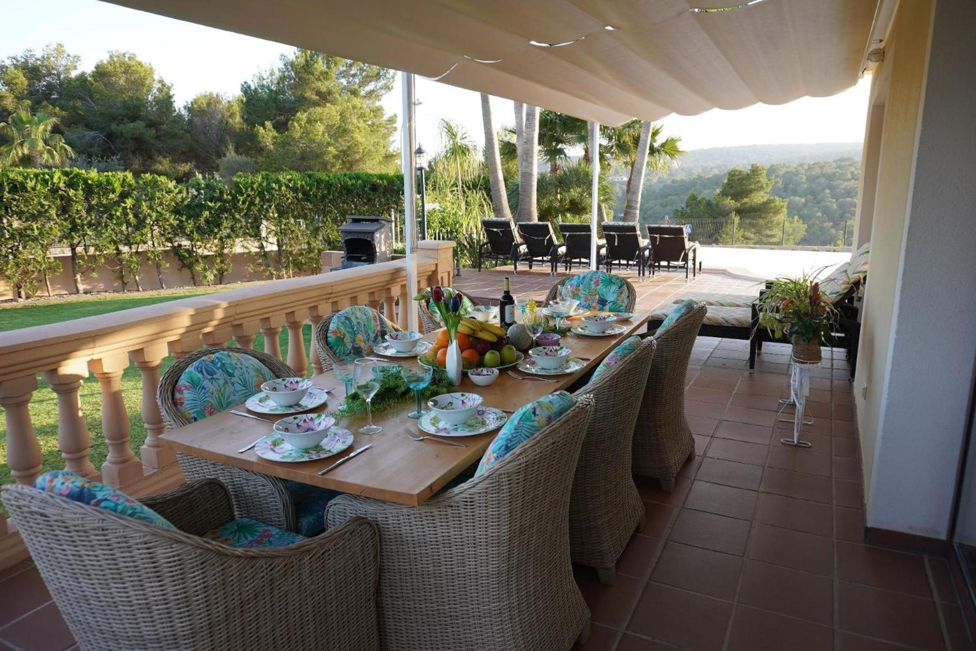 Wunderschöne und modern eingerichtete Ferienvilla mit großem Pool und exklusiver Terrasse mit Blick auf die Berge