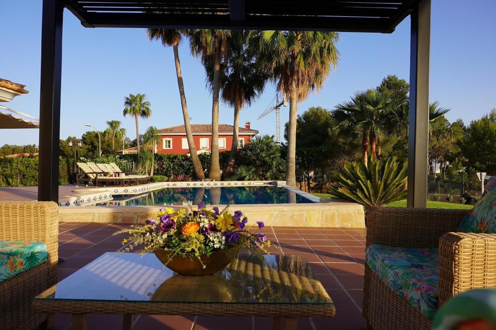 Wunderschöne und modern eingerichtete Ferienvilla mit großem Pool und exklusiver Terrasse mit Blick auf die Berge