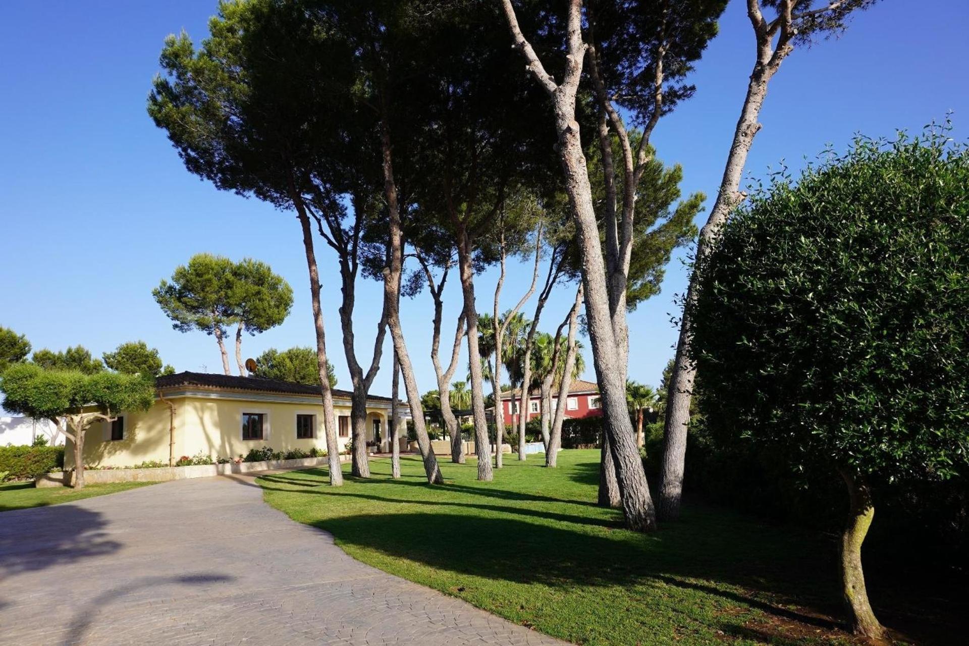 Wunderschöne und modern eingerichtete Ferienvilla mit großem Pool und exklusiver Terrasse mit Blick auf die Berge