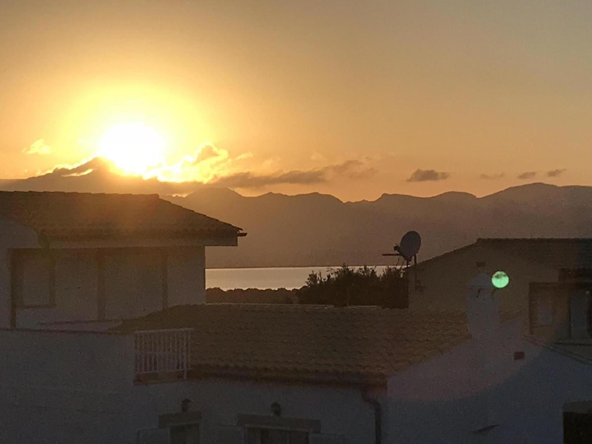Ferienvilla, mit Pool, großer Terrasse und atemberaubenden Meerblick u Bergblick