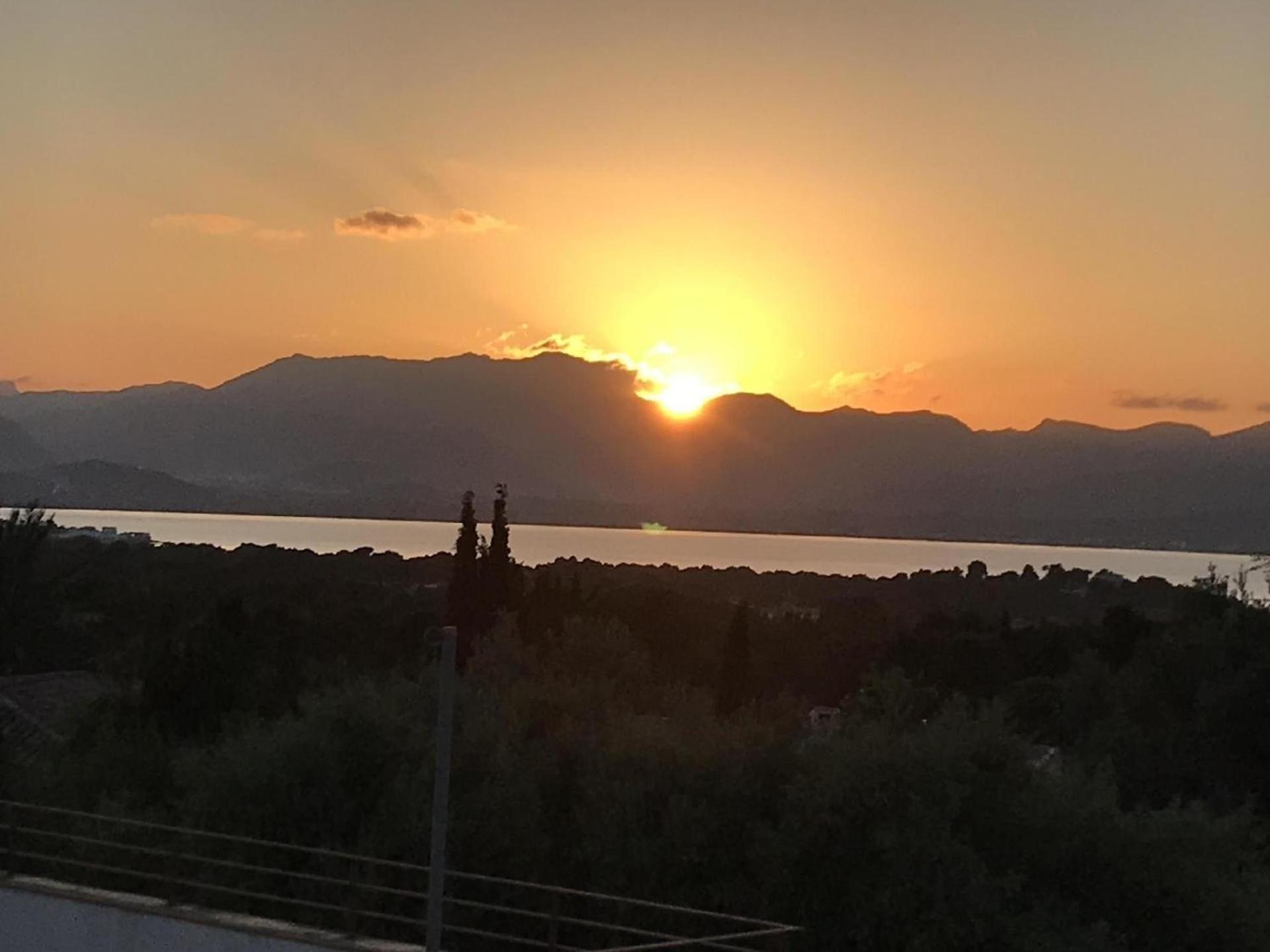 Ferienvilla, mit Pool, großer Terrasse und atemberaubenden Meerblick u Bergblick