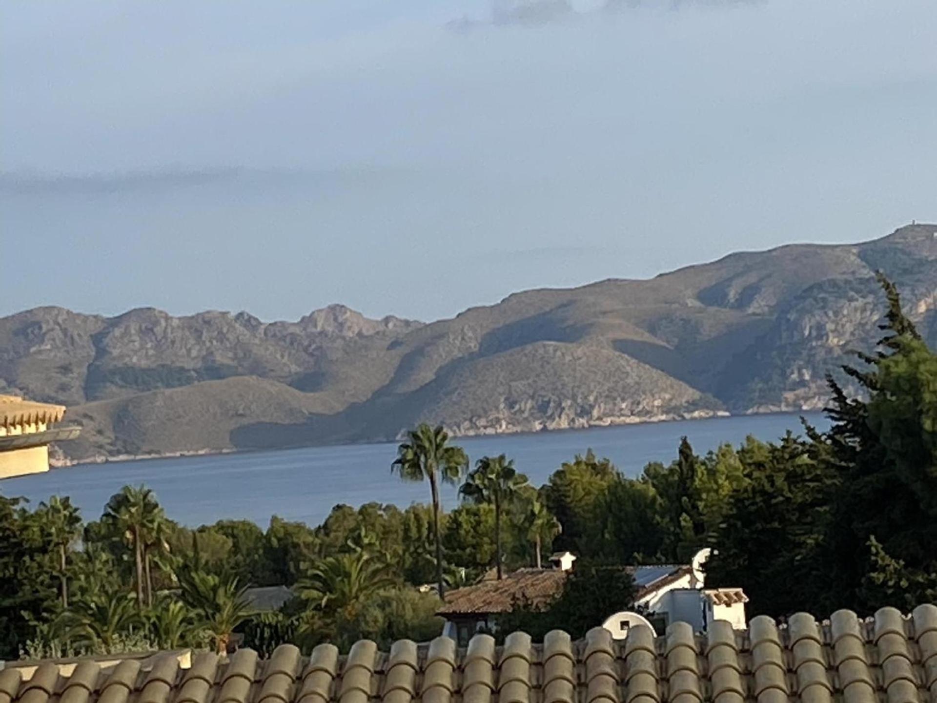 Ferienvilla, mit Pool, großer Terrasse und atemberaubenden Meerblick u Bergblick