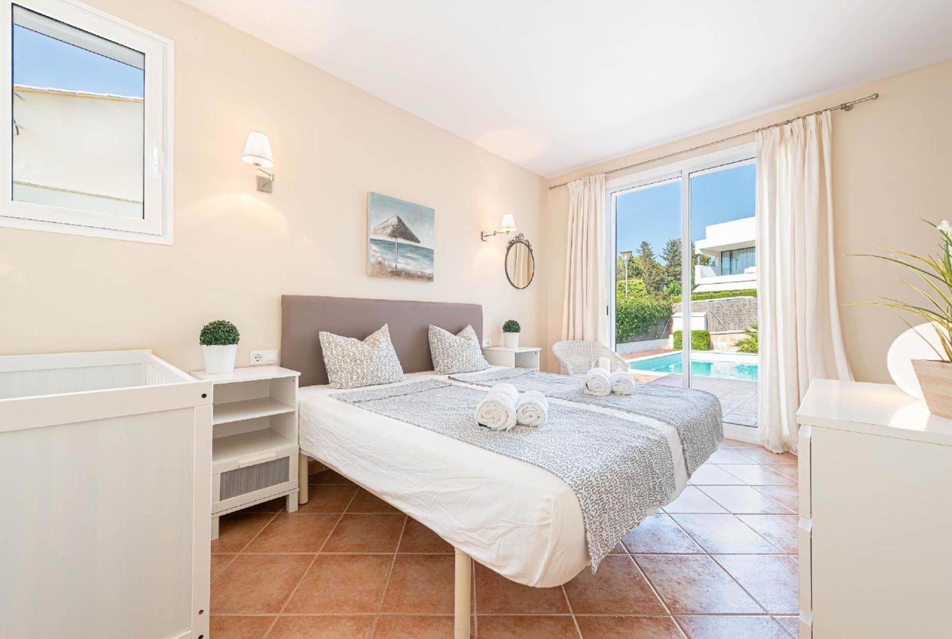 Ferienvilla, mit Pool, großer Terrasse und atemberaubenden Meerblick u Bergblick