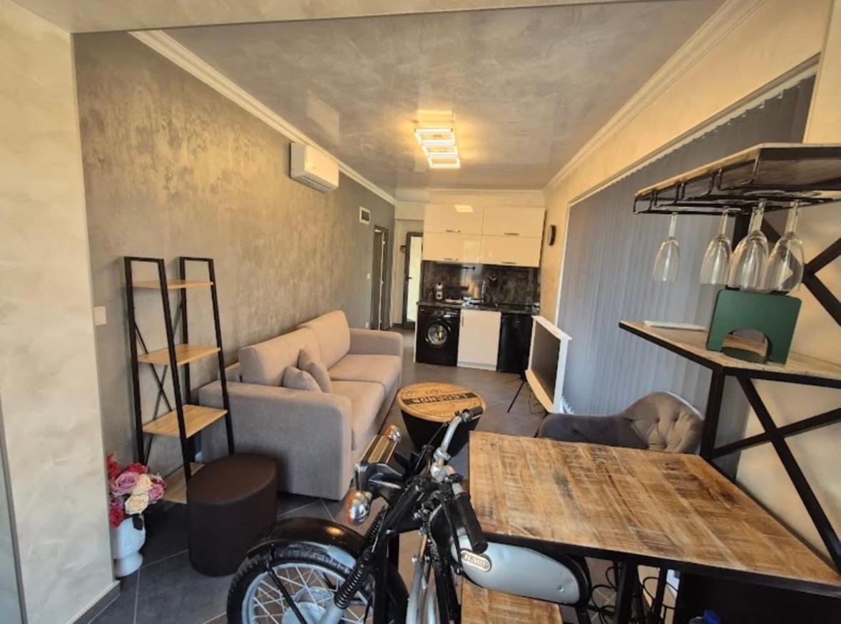 Ivon Apartments