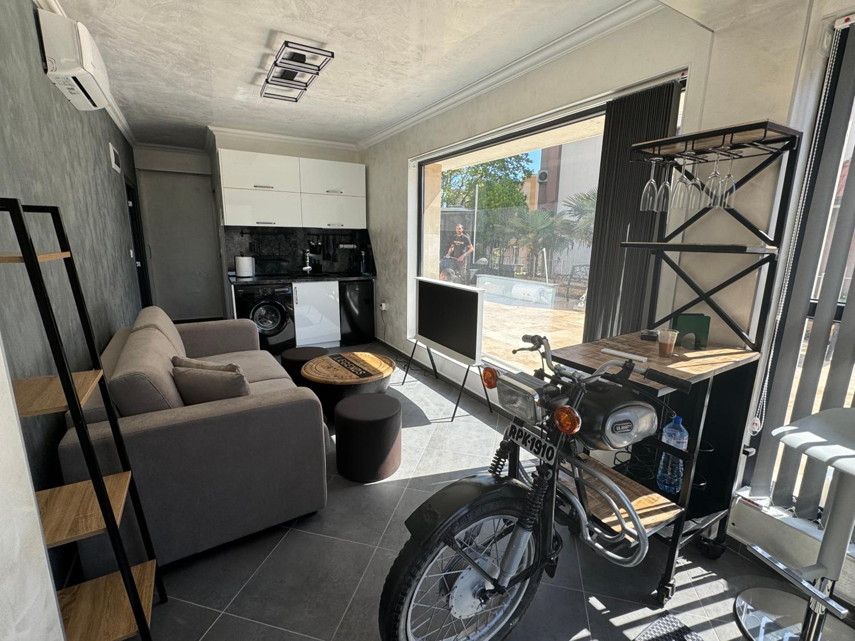 Ivon Apartments