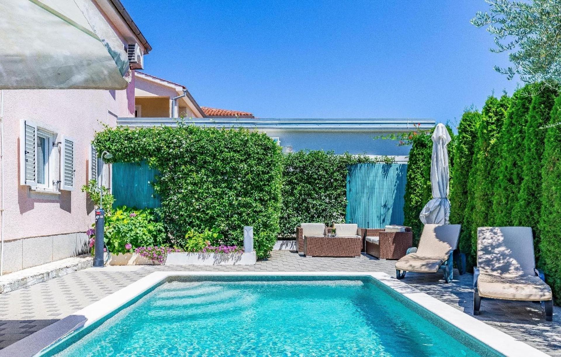 Strandnahes Ferienhaus mit zwei Wohnungen, Terrasse und einem Garten mit Pool view 3