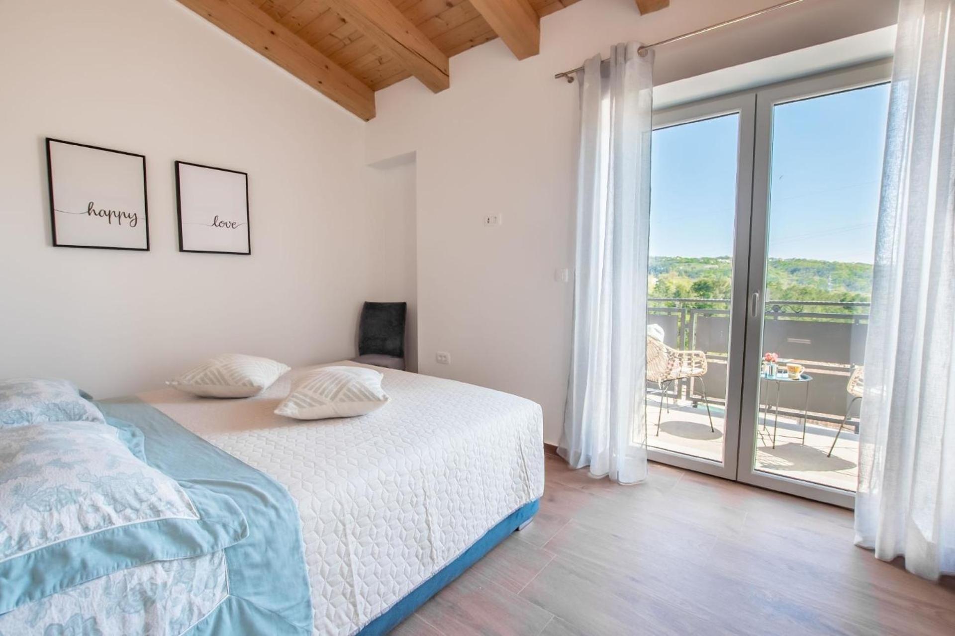 Villa Violette Mit Pool Nahe Stadtzentrum view 3