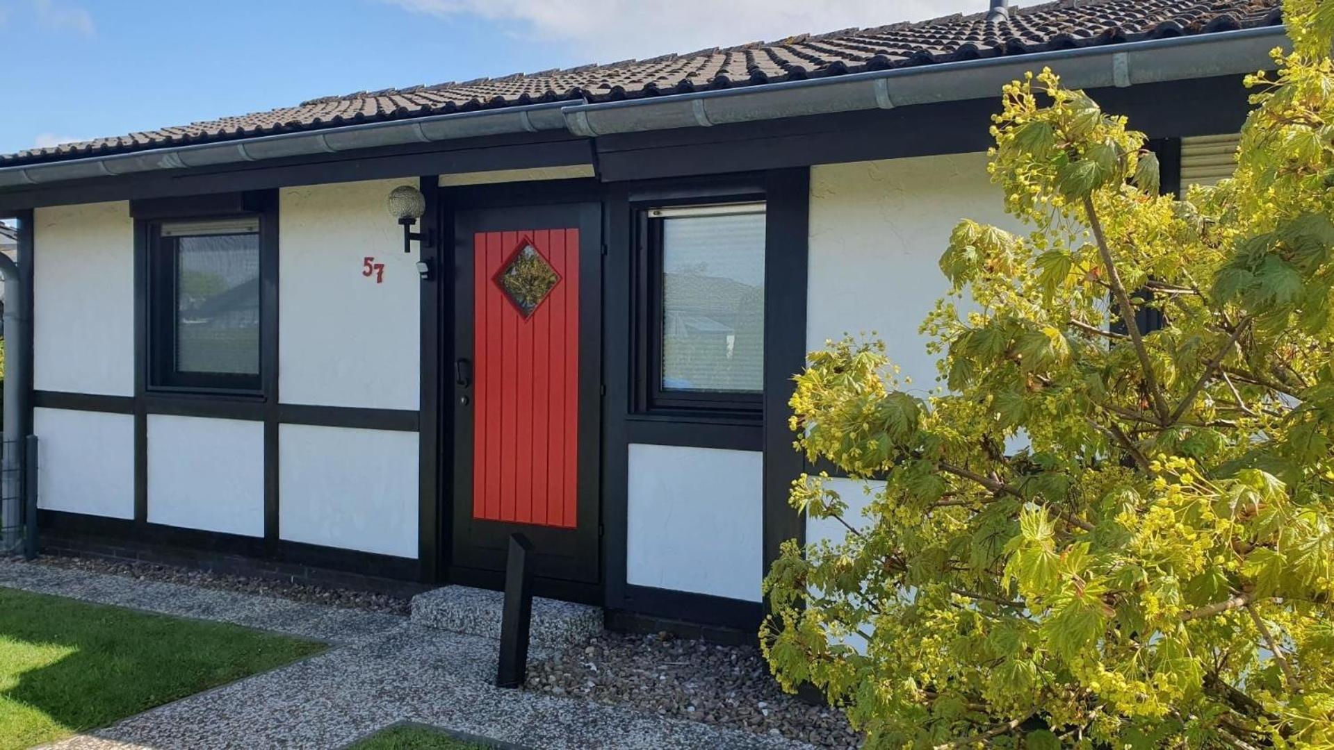 Ferienhaus in Burhave mit Garten, Grill und Terrasse