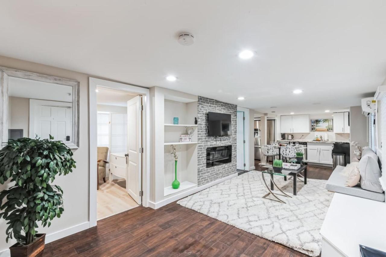 Lovely Custom Home with indoor fireplace by the Bay