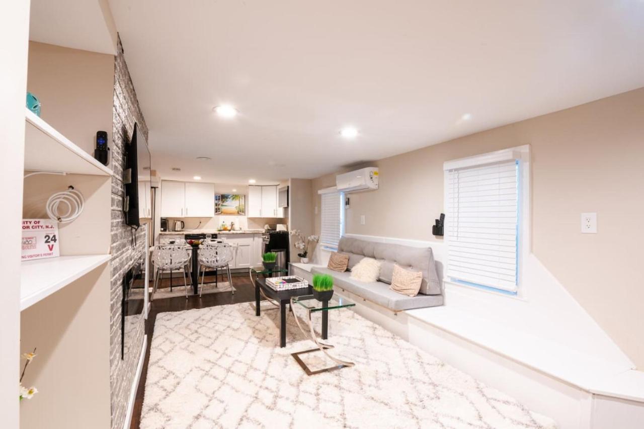 Lovely Custom Home with indoor fireplace by the Bay