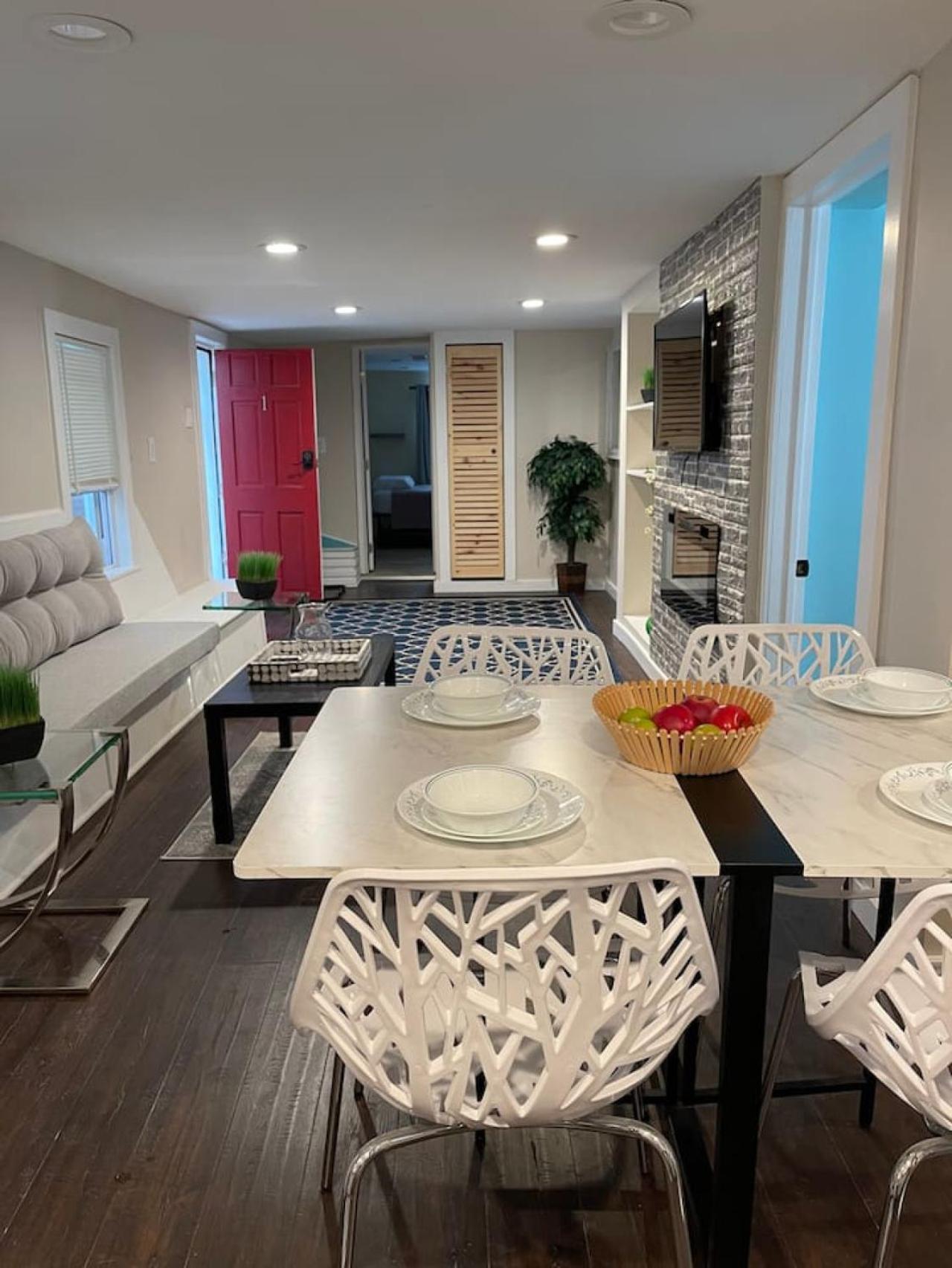 Lovely Custom Home with indoor fireplace by the Bay