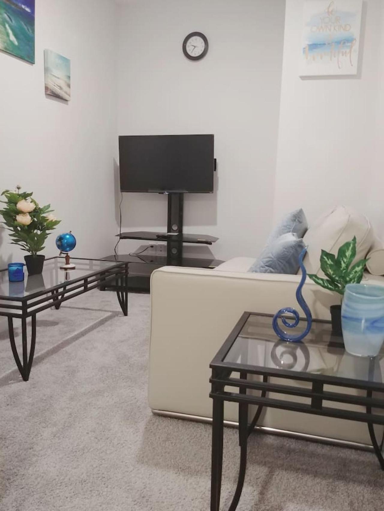 Cozy home away from home in Laurel Edmonton