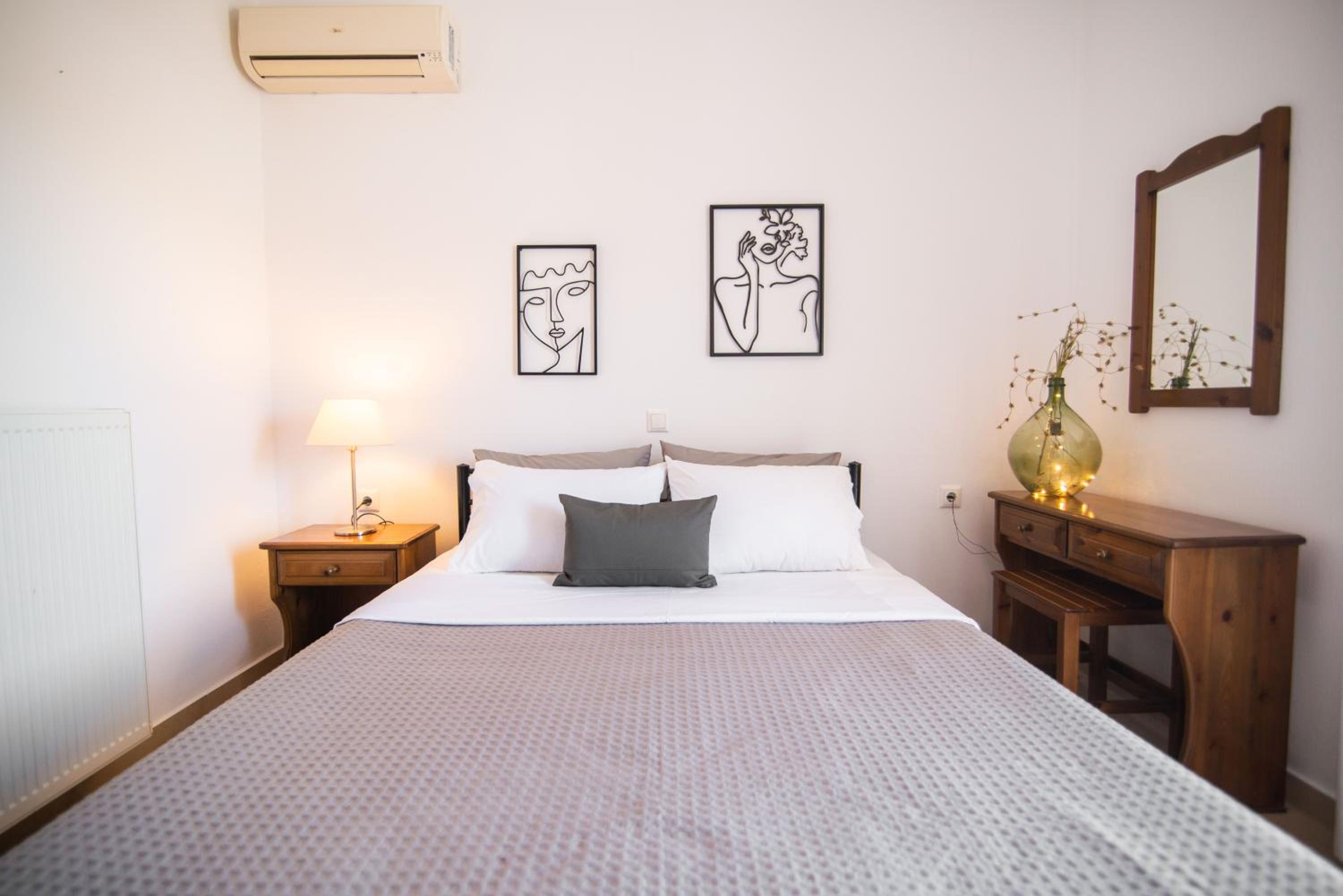 Wood & Grey Apartment photo 4