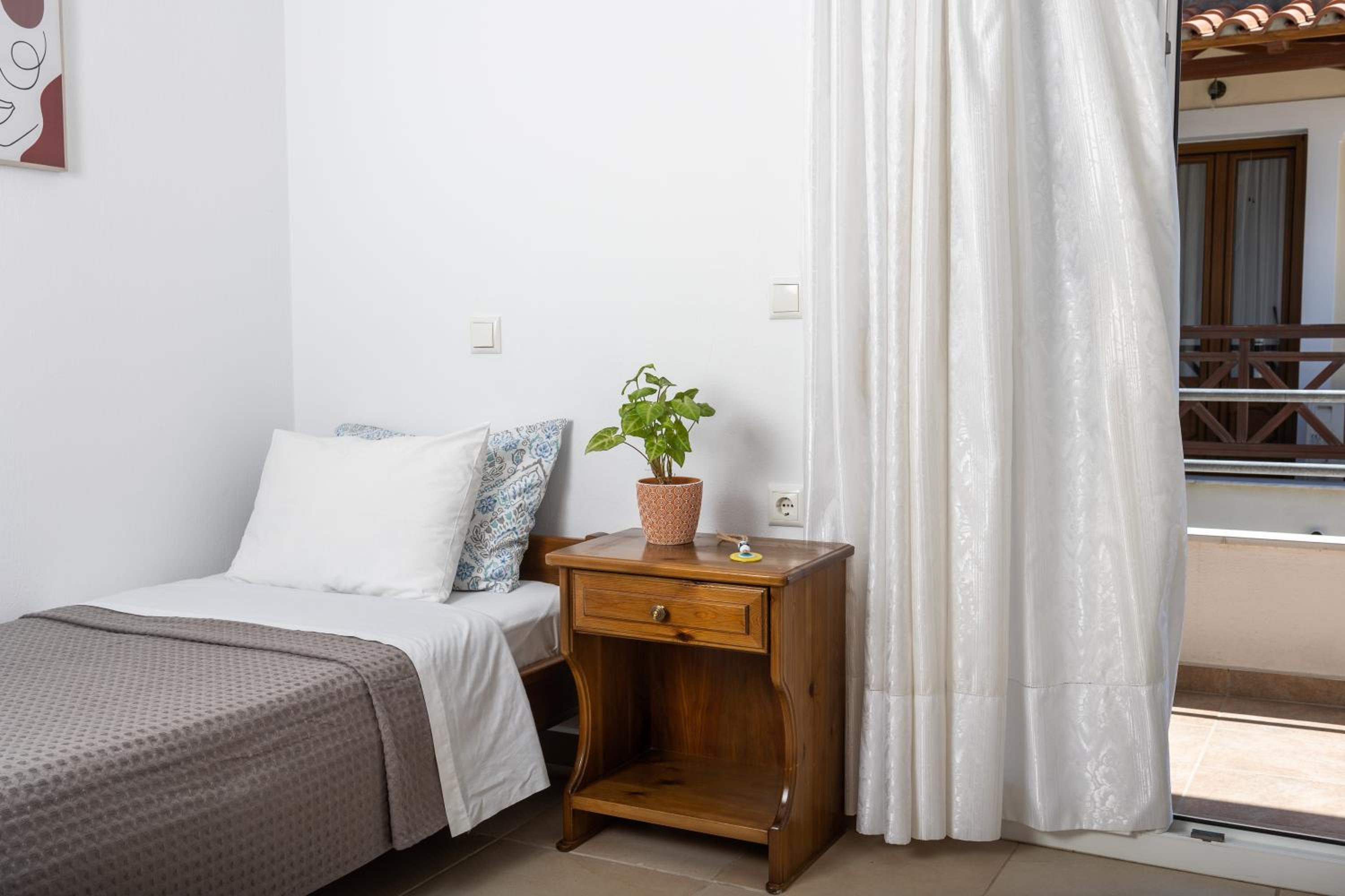 Wood & Grey Apartment photo 3