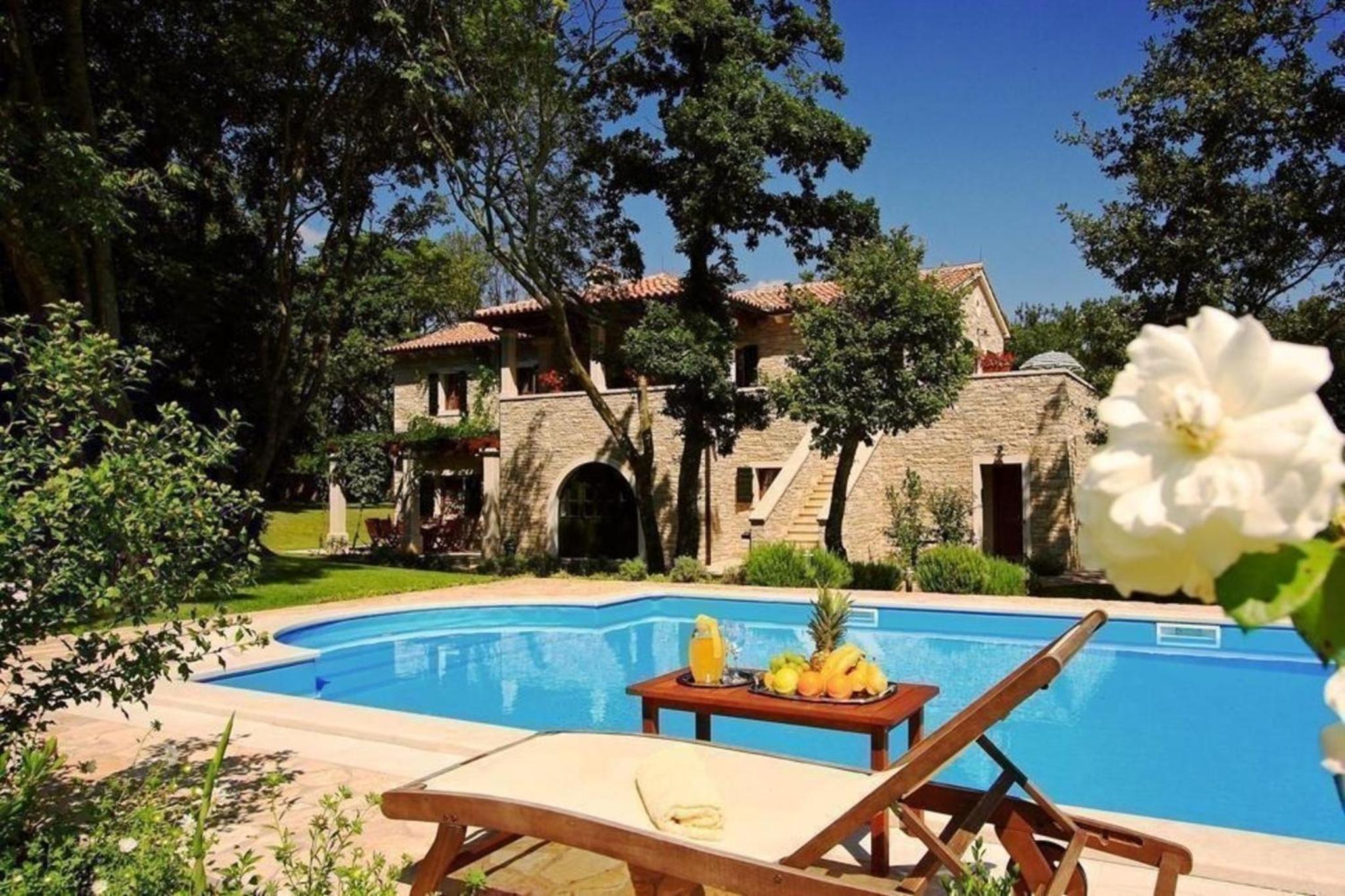 Luxusvilla mit Garten und Pool sowie herrlicher Aussicht view 2
