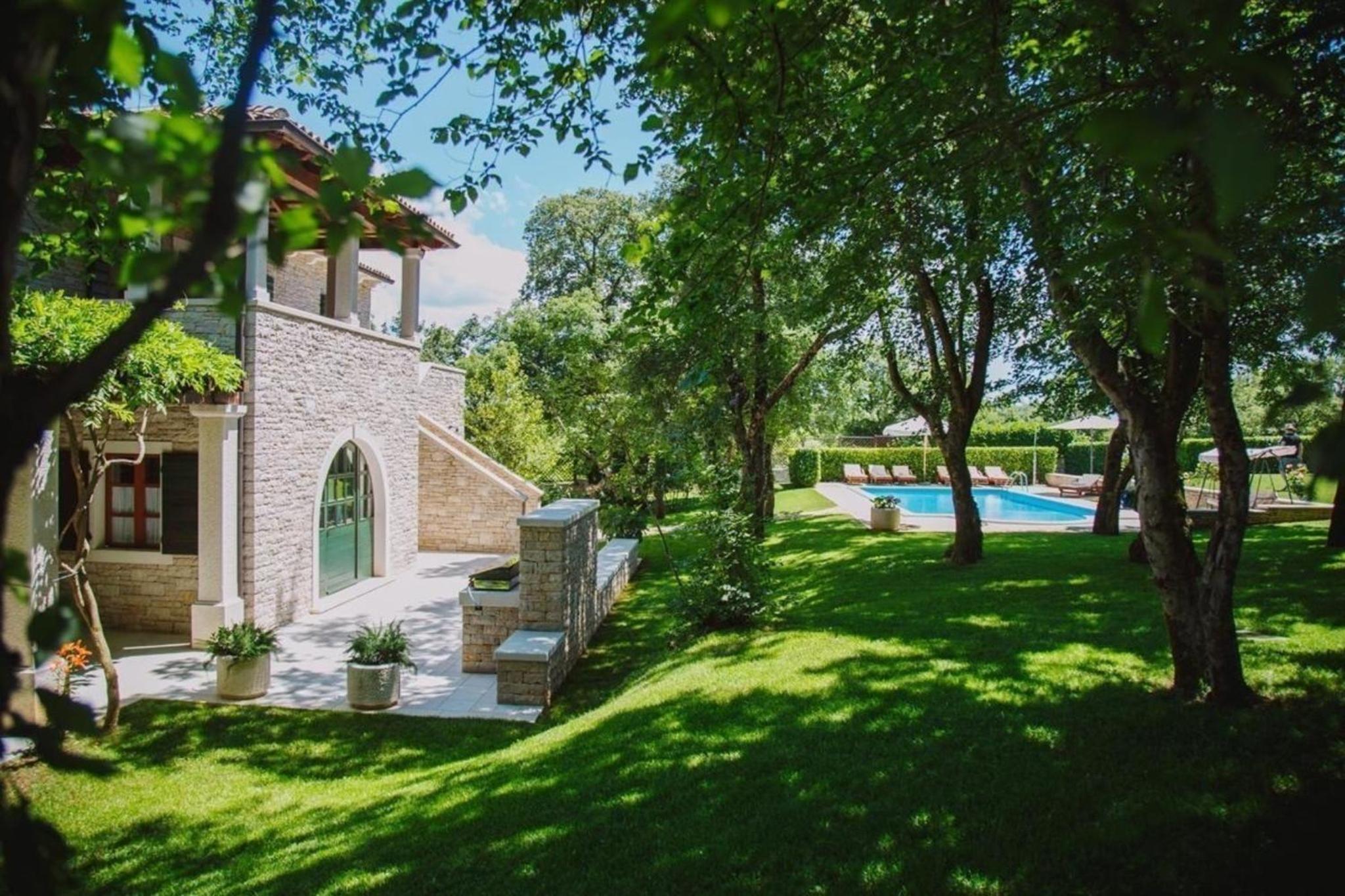 Luxusvilla mit Garten und Pool sowie herrlicher Aussicht view 4