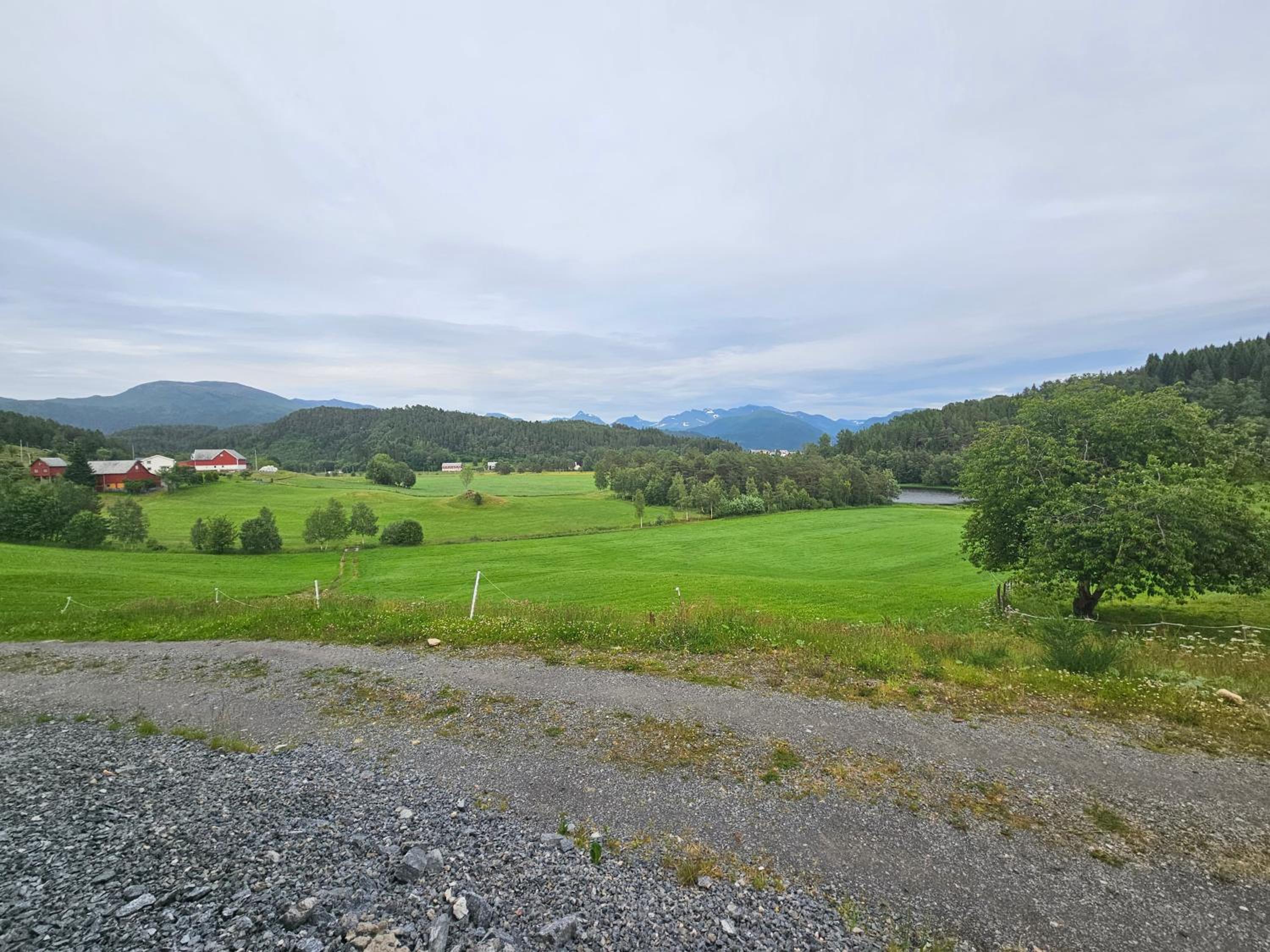 Gårdsidyll i flotte omgivelser