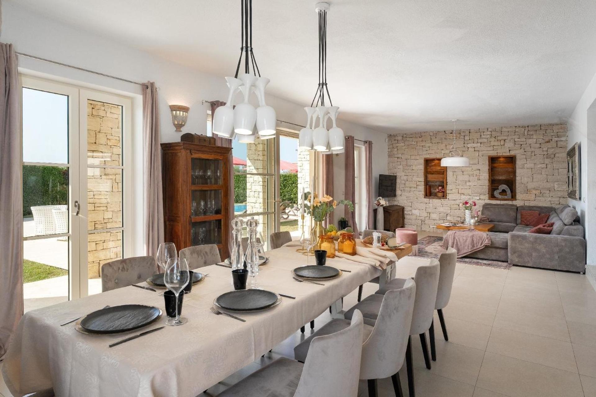 Haustierfreundliche Villa Bincila mit Pool