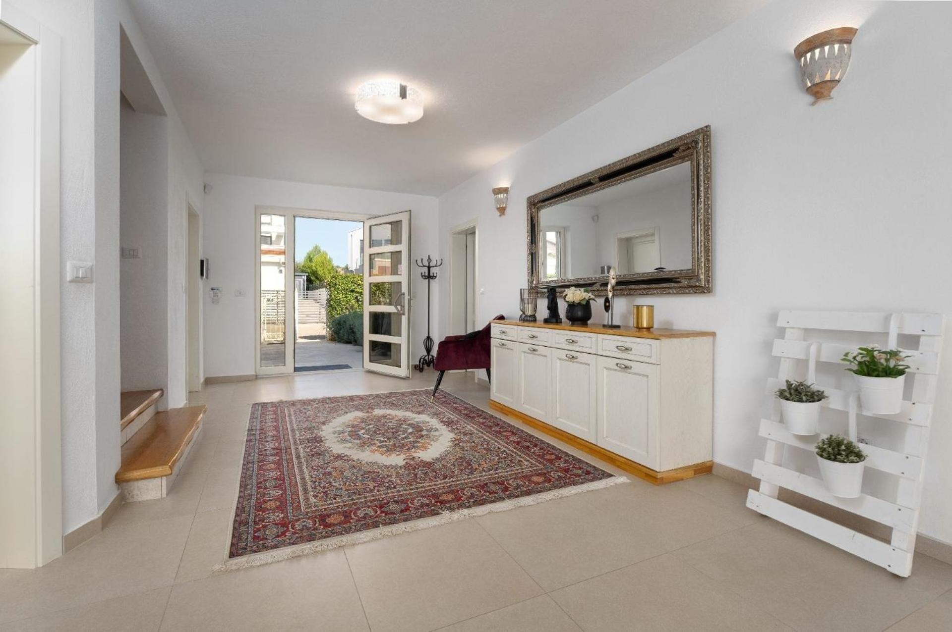 Haustierfreundliche Villa Bincila mit Pool