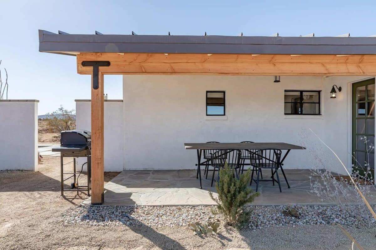 Nickey Kehoe- Heiwa Cottage Pool and Spa view 4