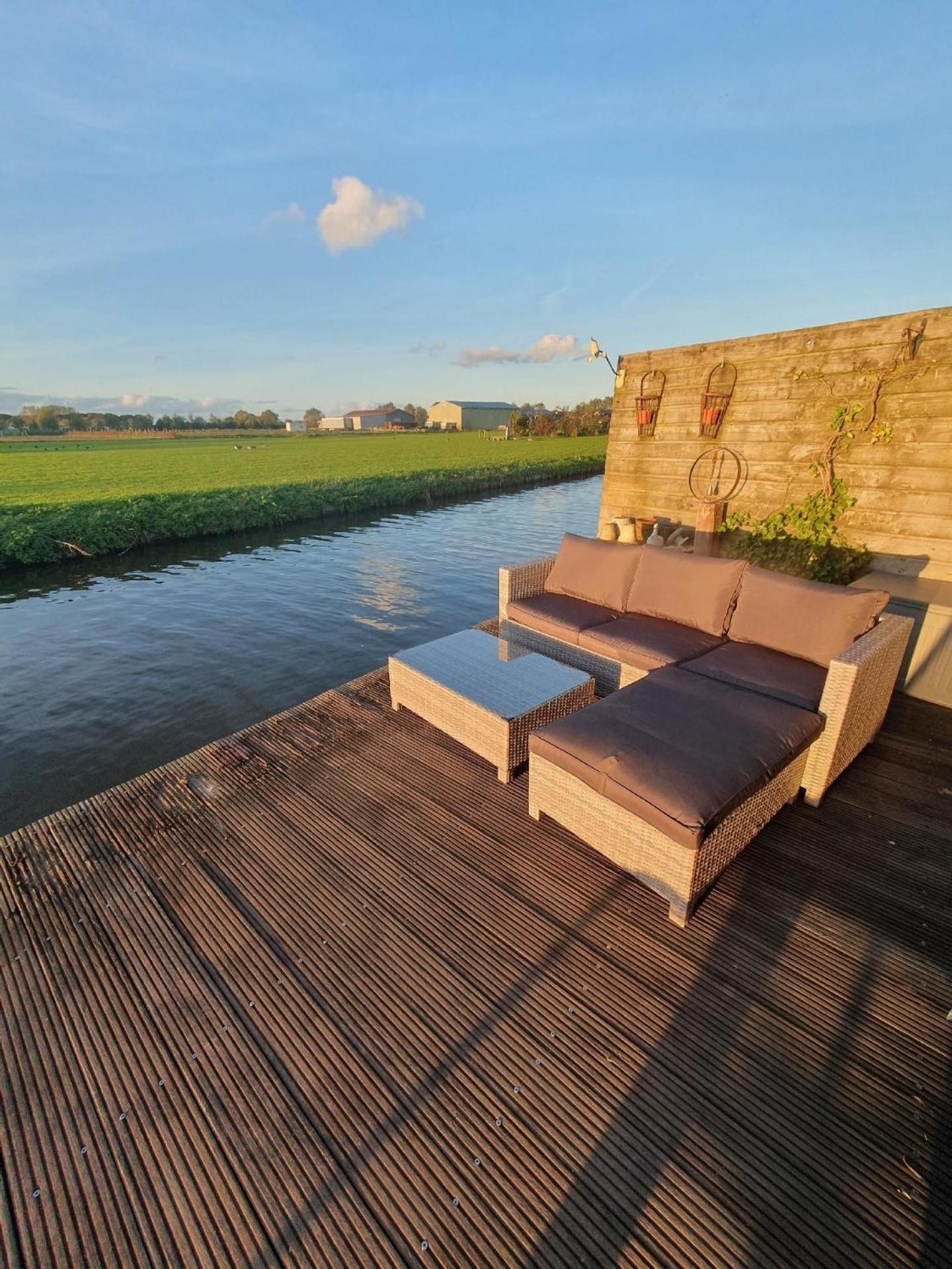 Chalet op Zee in Wervershoof mit Seeblick und Terrasse mit eigenen Zugang zum Wasser