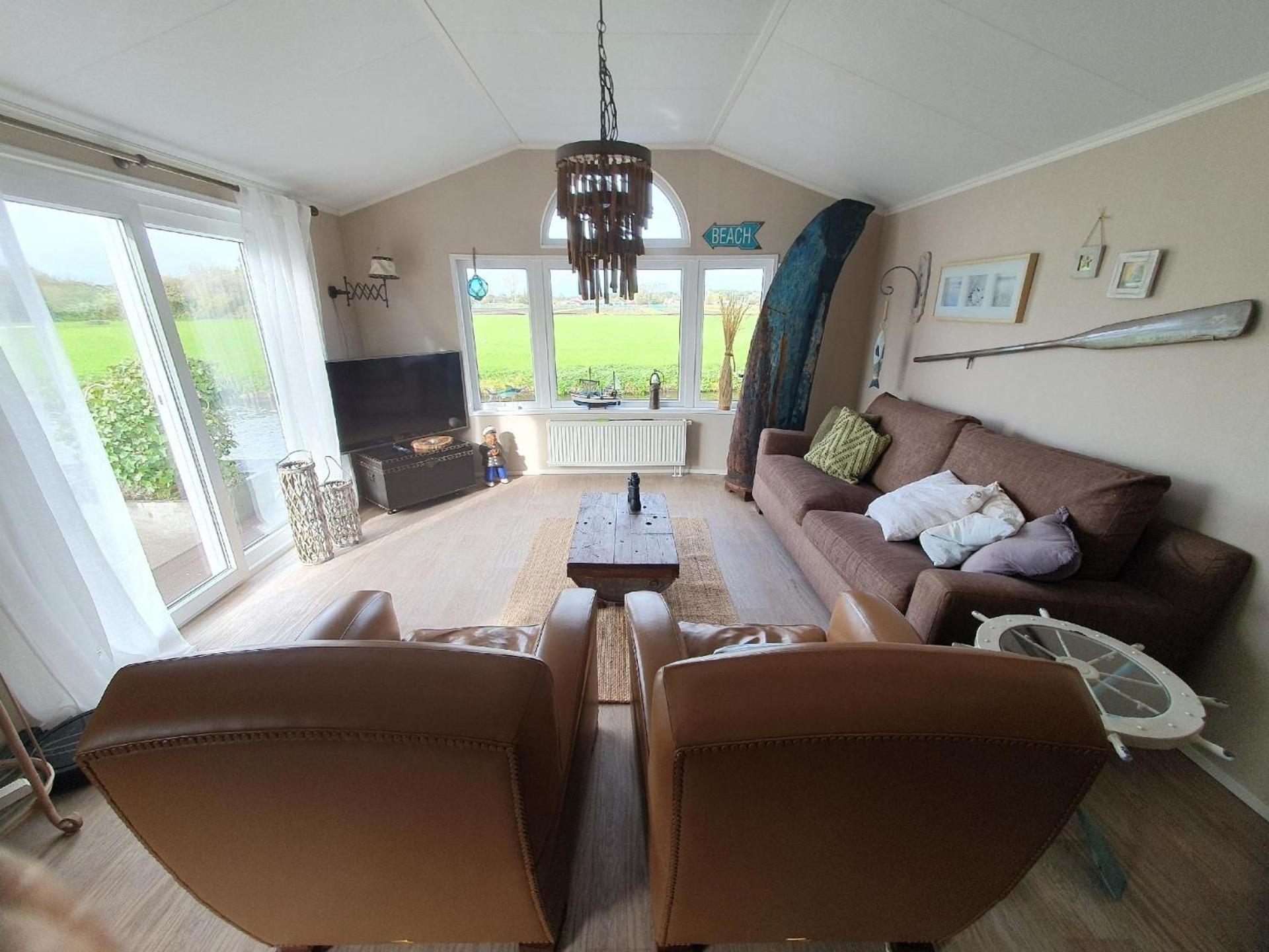 Chalet op Zee in Wervershoof mit Seeblick und Terrasse mit eigenen Zugang zum Wasser