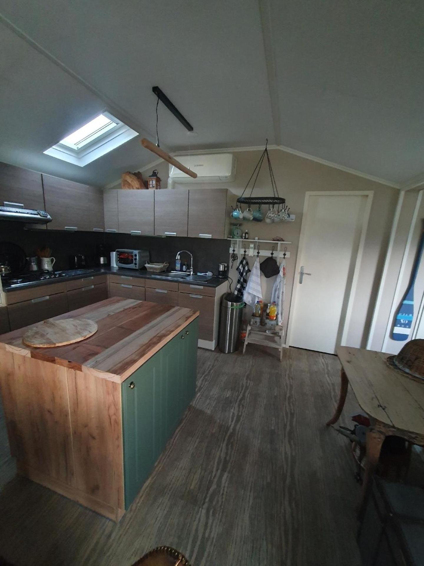 Chalet op Zee in Wervershoof mit Seeblick und Terrasse mit eigenen Zugang zum Wasser