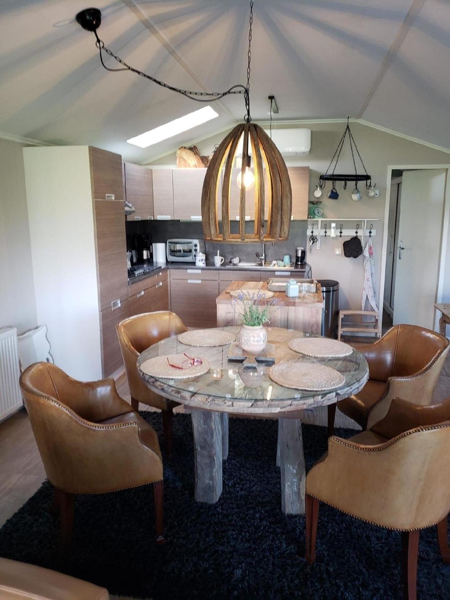 Chalet op Zee in Wervershoof mit Seeblick und Terrasse mit eigenen Zugang zum Wasser