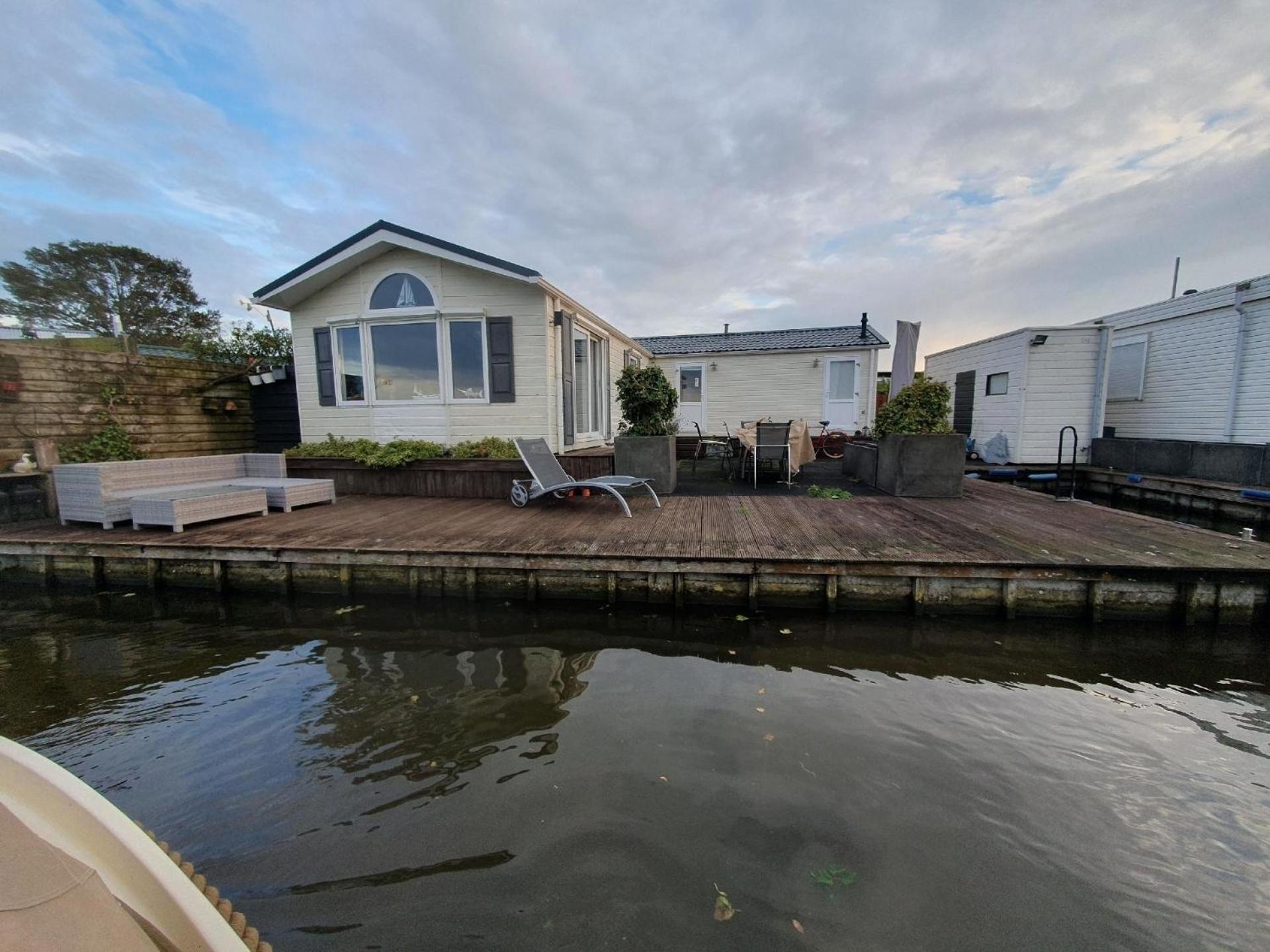 Chalet op Zee in Wervershoof mit Seeblick und Terrasse mit eigenen Zugang zum Wasser