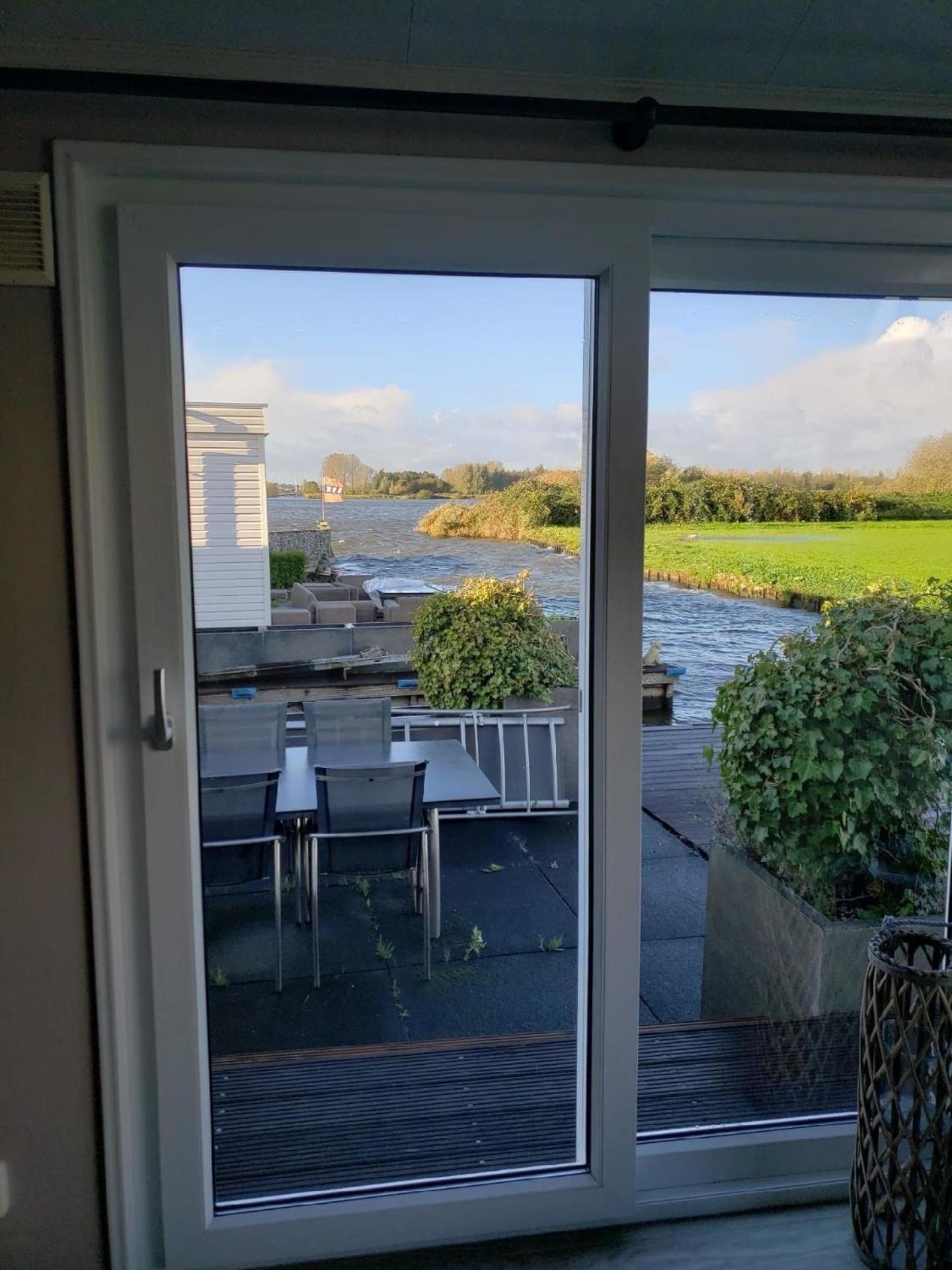 Chalet op Zee in Wervershoof mit Seeblick und Terrasse mit eigenen Zugang zum Wasser