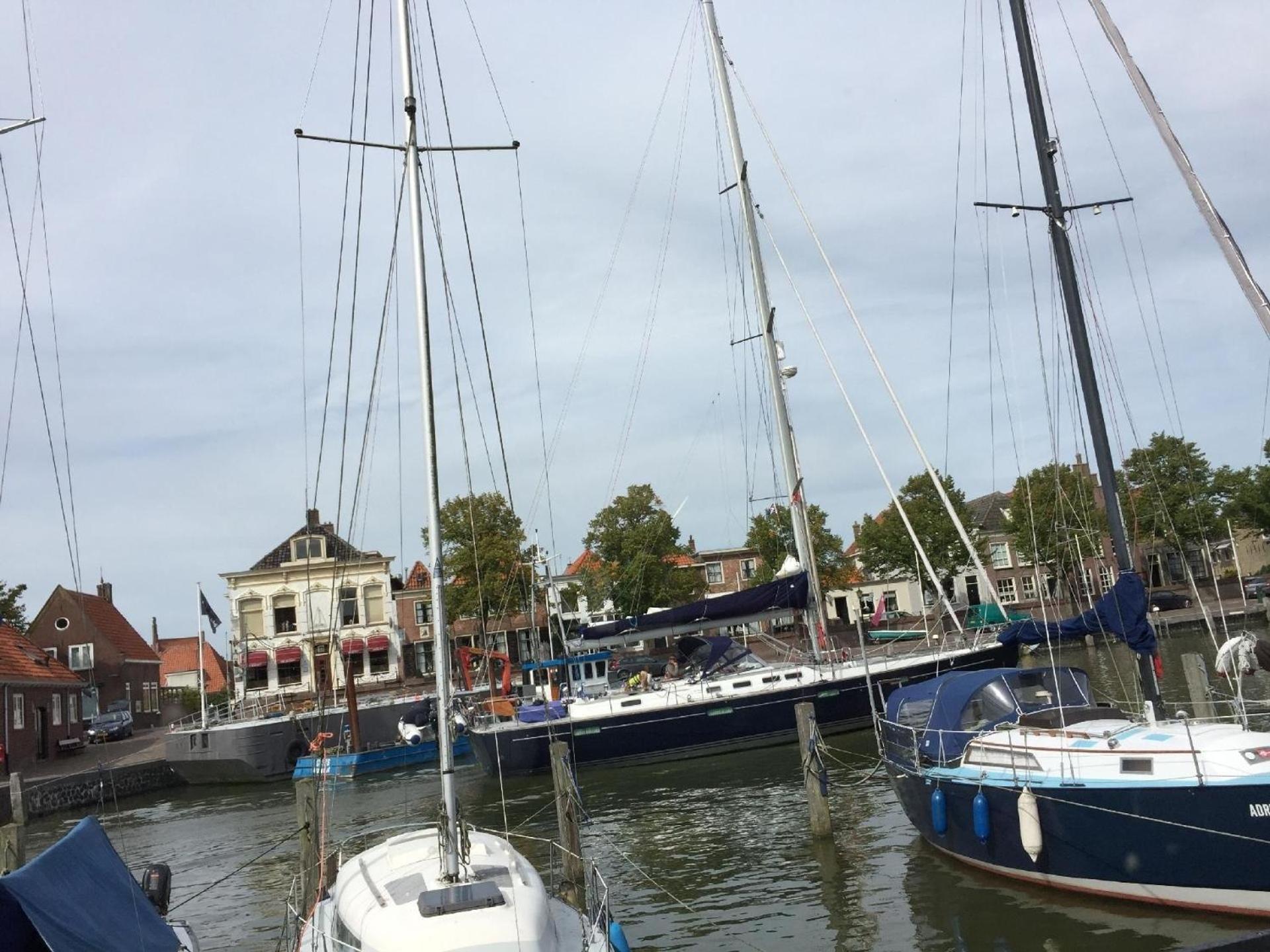 Chalet op Zee in Wervershoof mit Seeblick und Terrasse mit eigenen Zugang zum Wasser