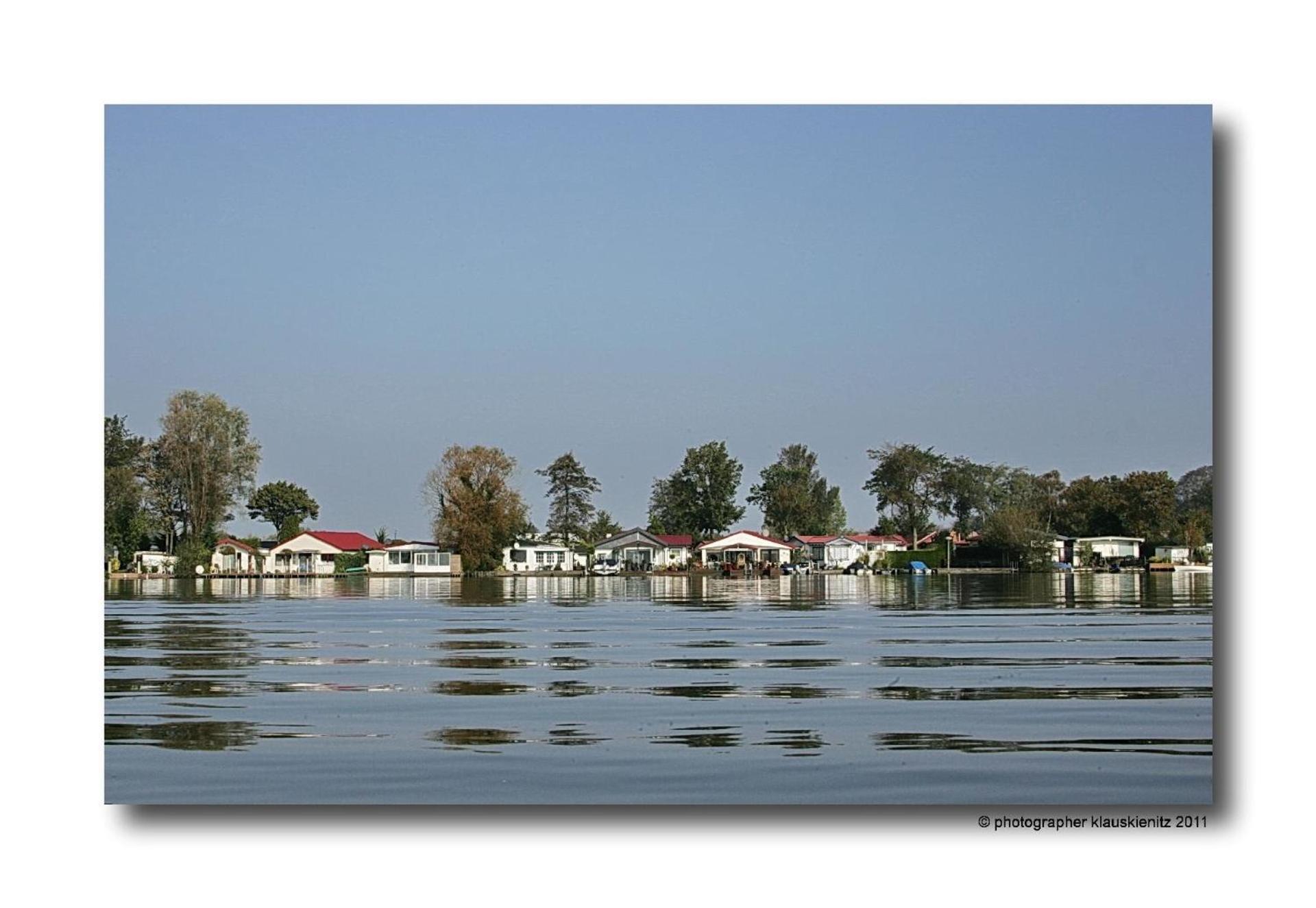 Chalet op Zee in Wervershoof mit Seeblick und Terrasse mit eigenen Zugang zum Wasser